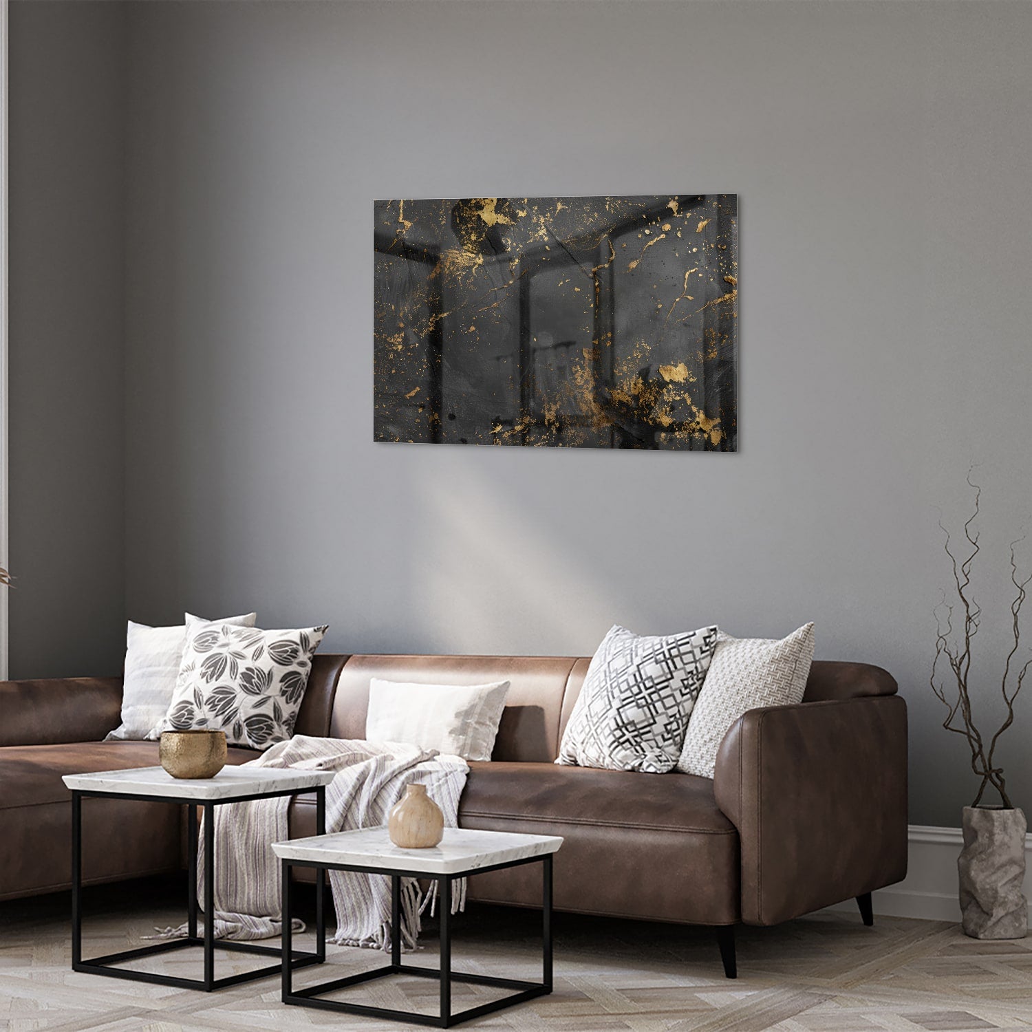 Modern glazen schilderij met abstracte gouden spatten op een zwarte achtergrond.