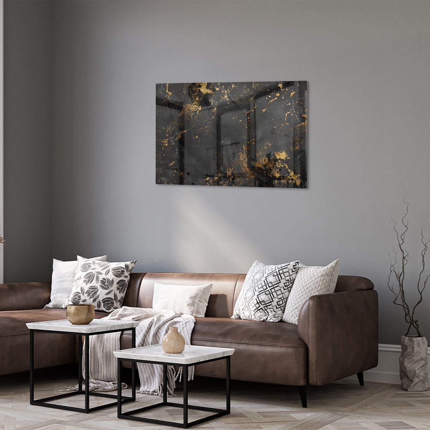 Modern glazen schilderij met abstracte gouden spatten op een zwarte achtergrond.