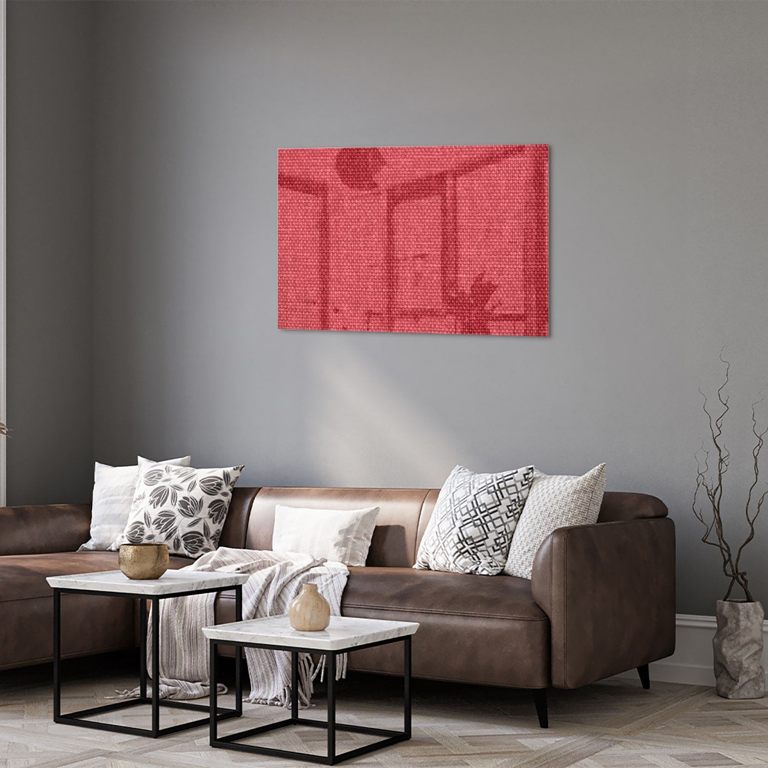 Modern glazen schilderij in helder rood aan de muur boven een licht houten kast.