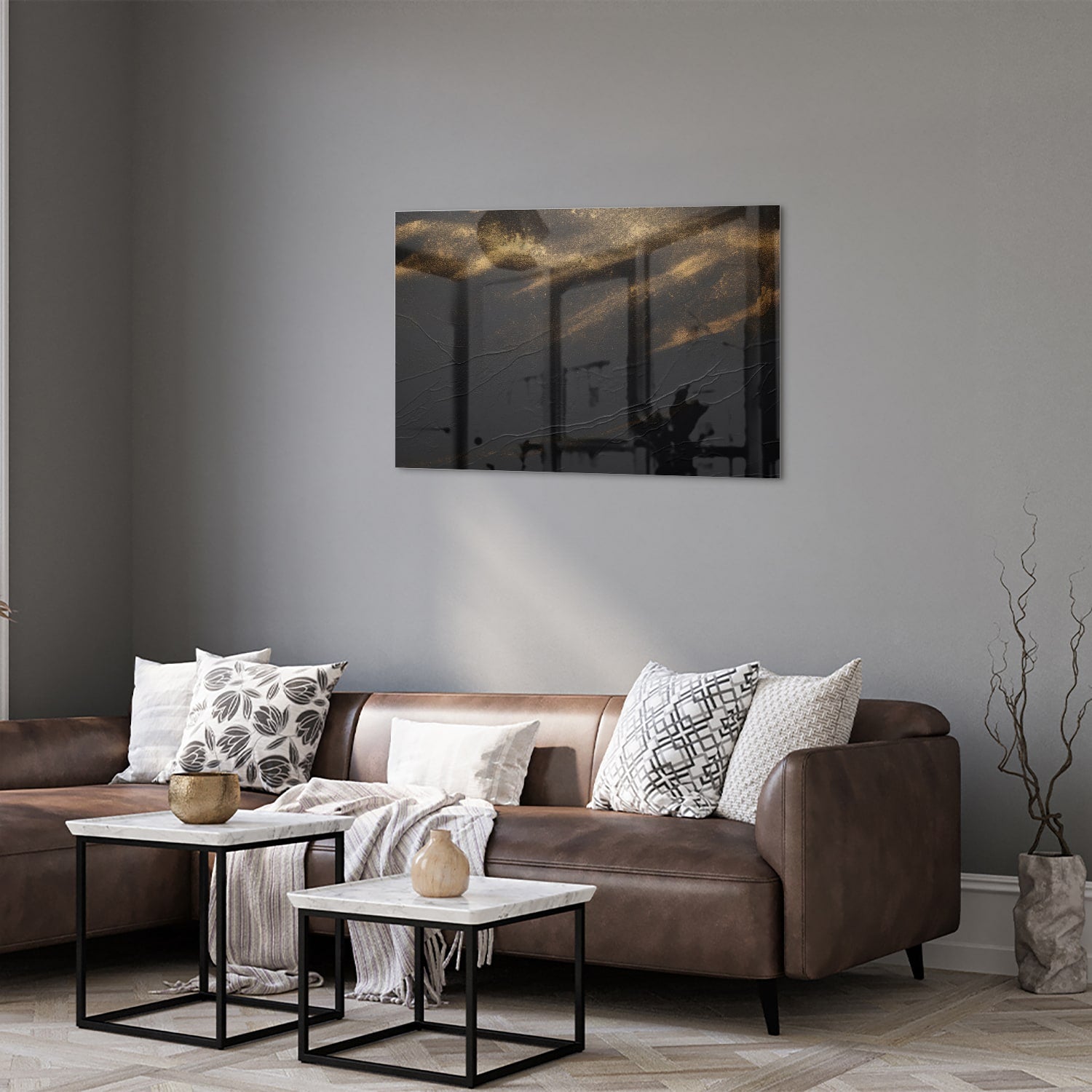 Elegant zwart glazen schilderij met gouden accenten aan de muur.