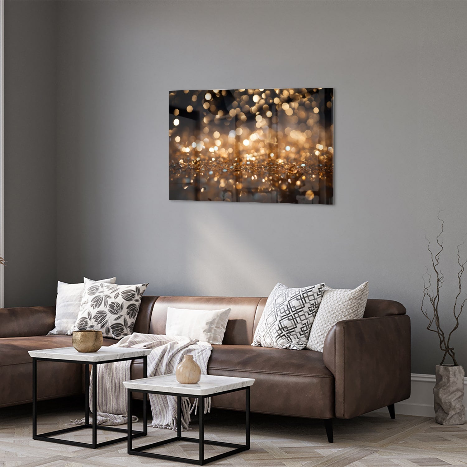 Glazen schilderij met gouden bokeh-effect aan de muur in een moderne woonkamer.