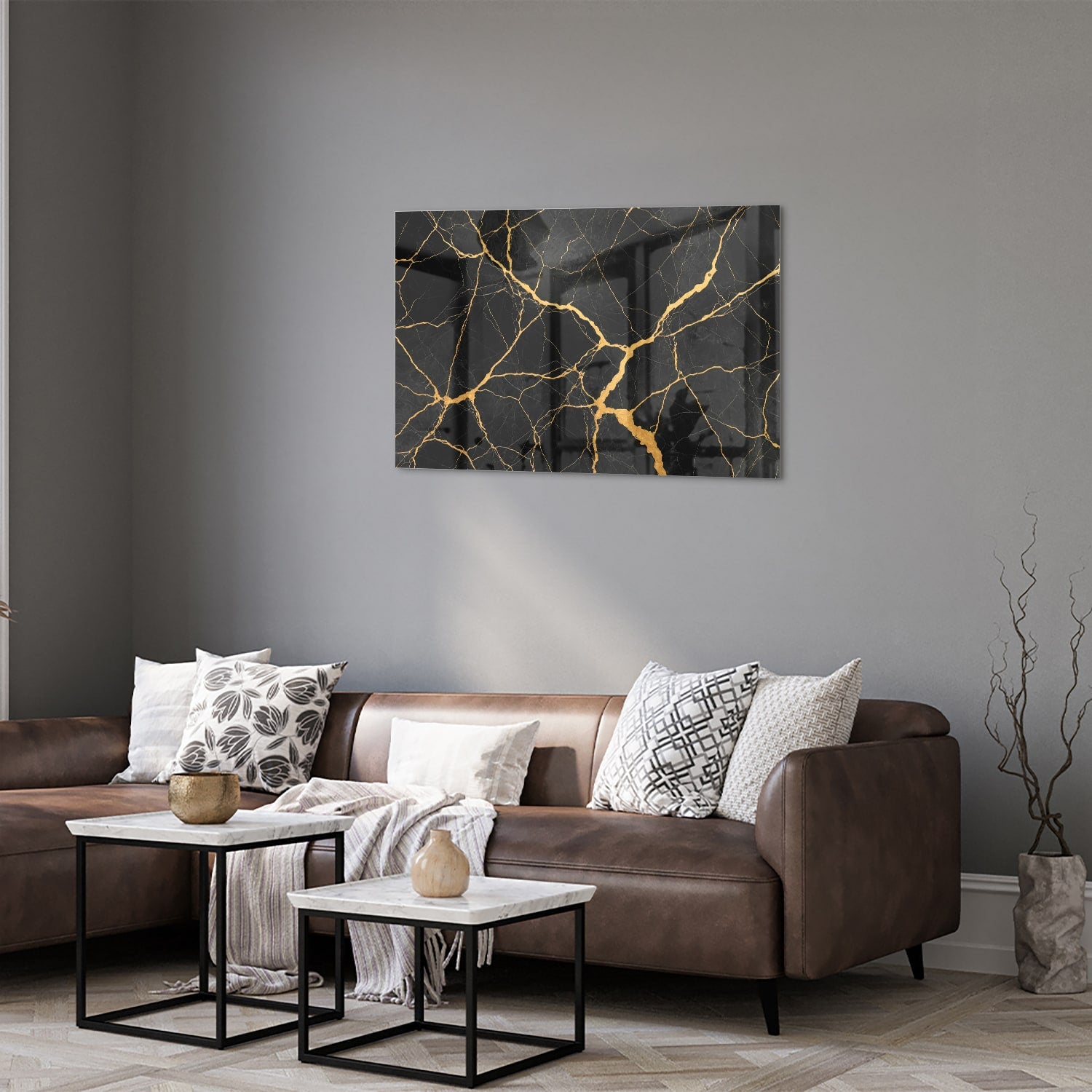 Glazen schilderij in zwart met gouden aderen, hangt aan een muur.