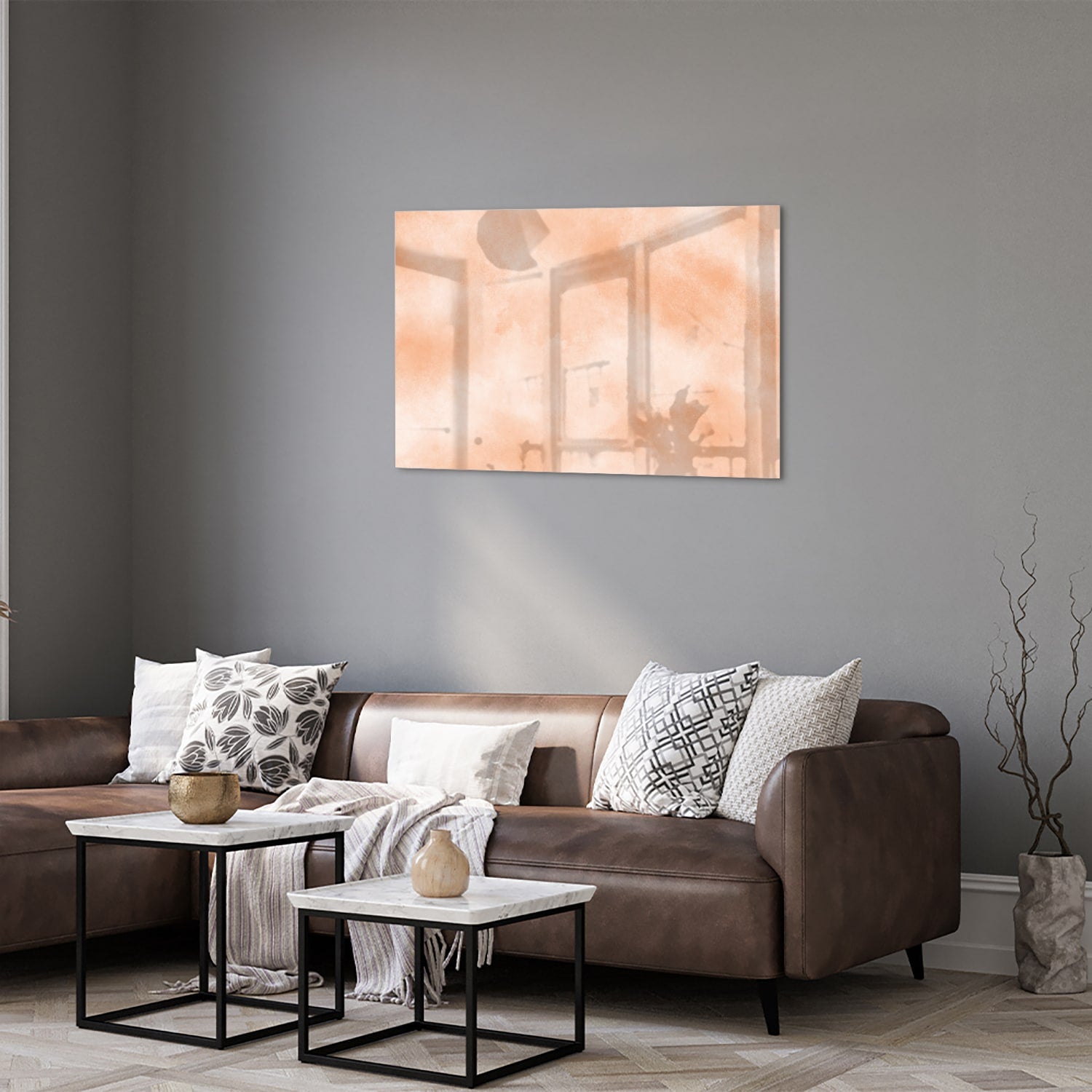 Glas schilderij in warme aardetinten hangt boven een houten kast in een moderne woonkamer.