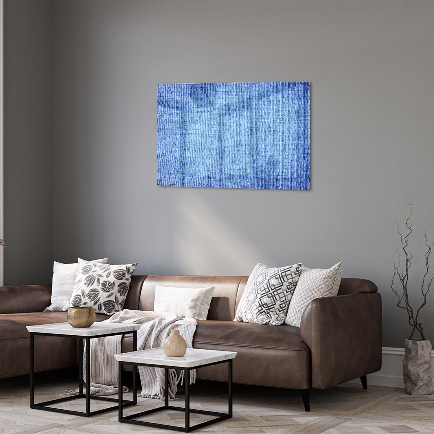 Blauw glazen schilderij aan de muur in een moderne woonkamer