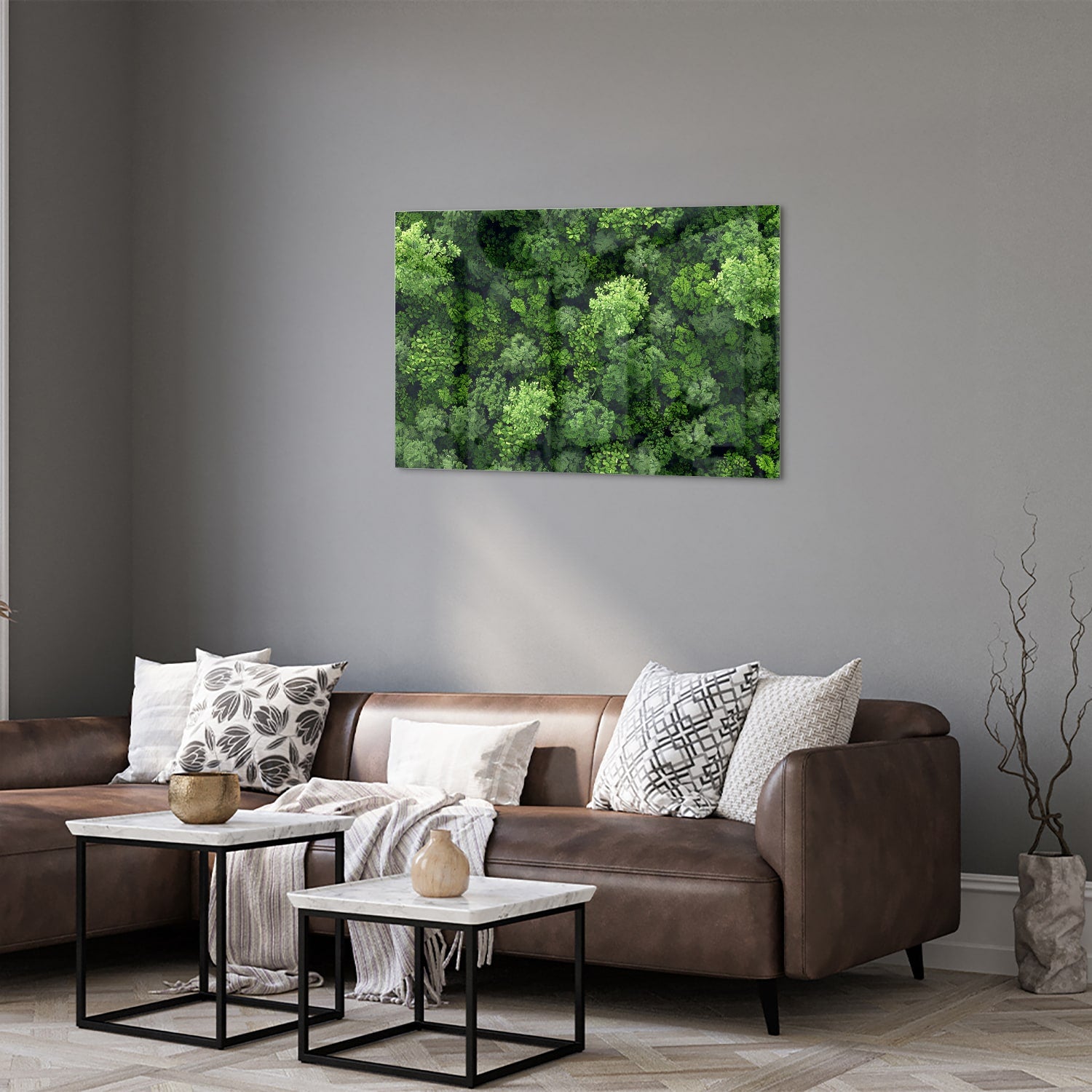 Luchtfoto van een weelderig groen bos op een muur in een moderne kamer.