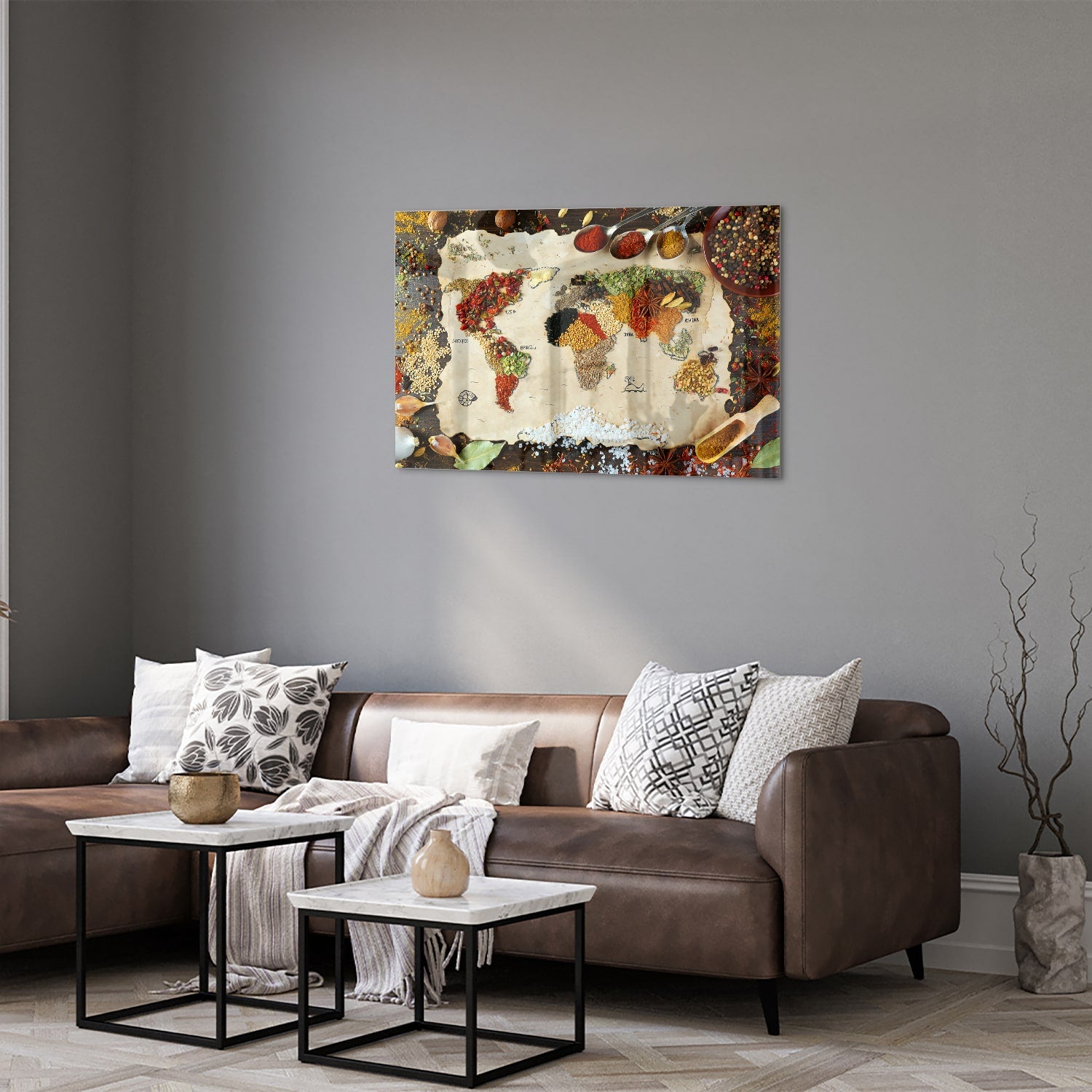 Kleurrijk glazen schilderij met een artistieke weergave van fruit en specerijen aan de muur.
