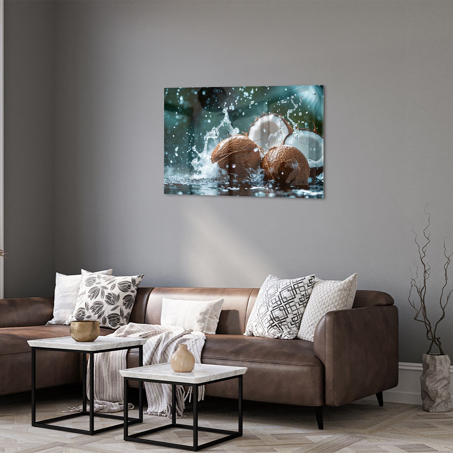 Glas schilderij van kokosnoten met spetters water, perfect voor wanddecoratie.