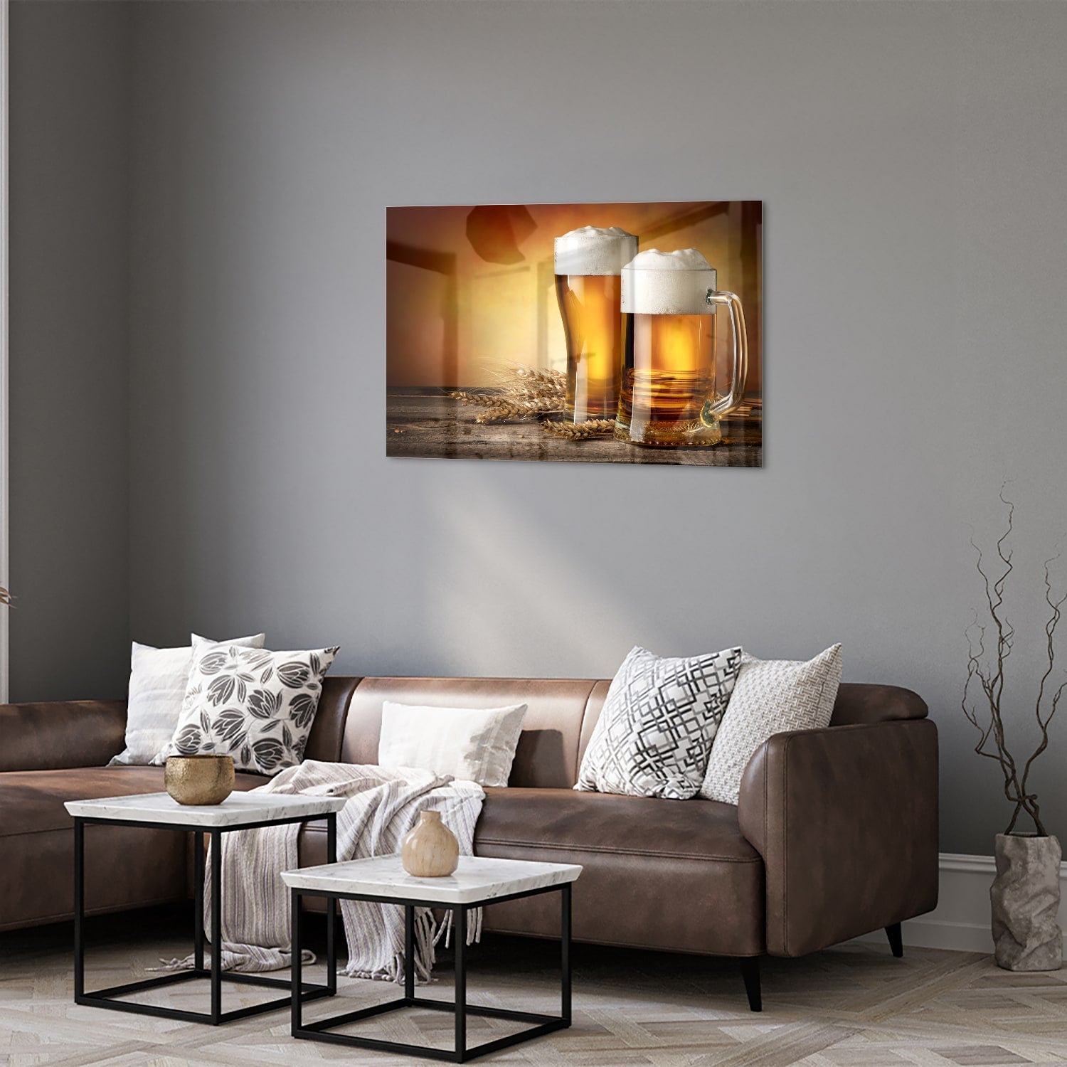 Glazen schilderij met twee volle bierglazen op een houten tafel