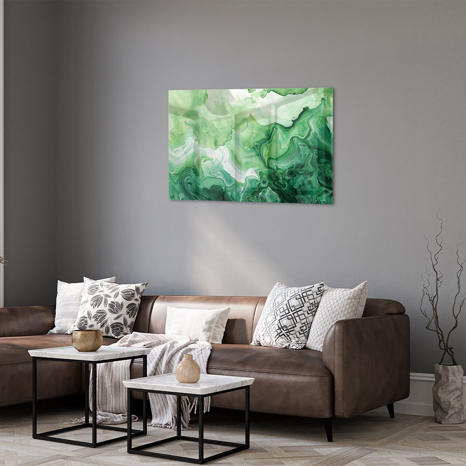 Een groen marmeren glazen schilderij dat hangt boven een kast in een moderne woonkamer.