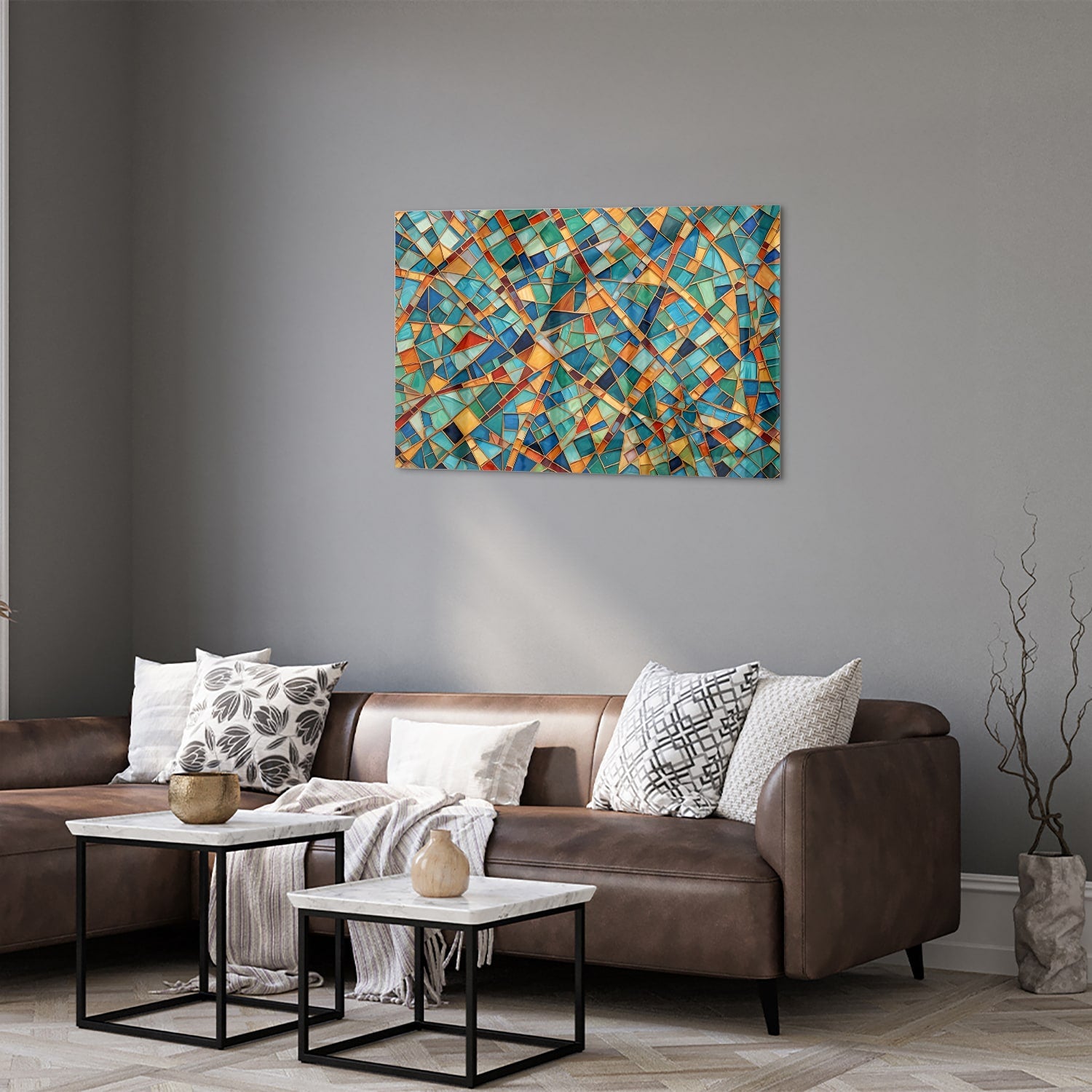Kleurrijk abstract glazen schilderij aan de muur boven een houten meubel.