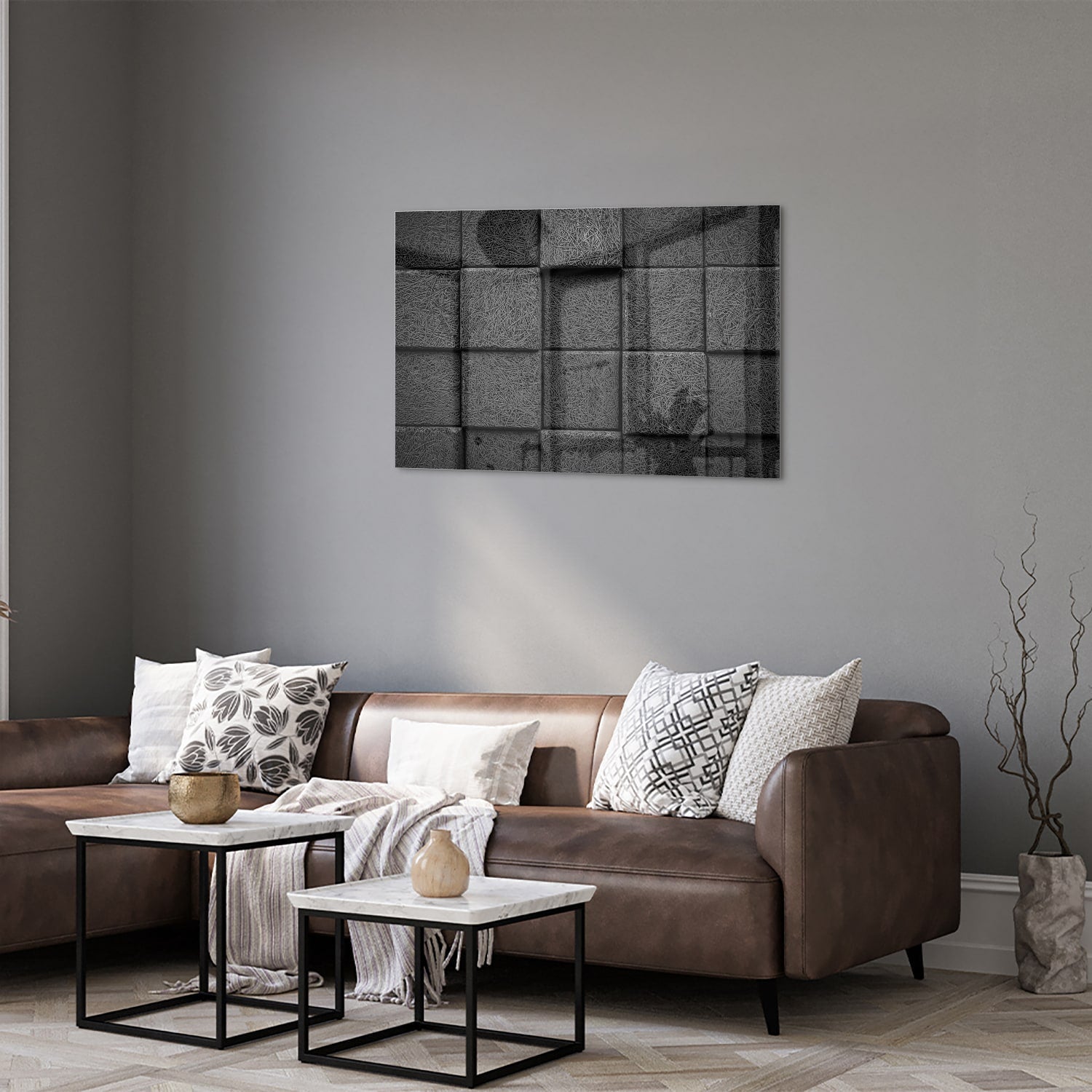 Abstract donker glazen schilderij aan een witte muur in een moderne woonkamer