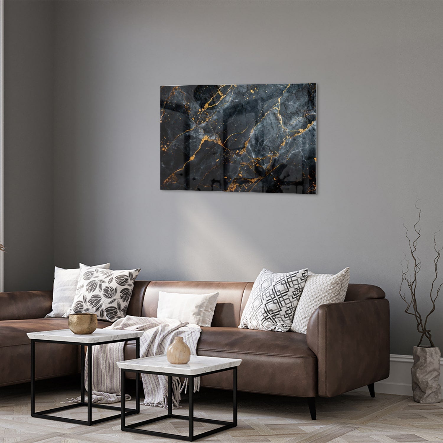 Glazen schilderij met marmerlook in zwart met gouden details aan de muur.