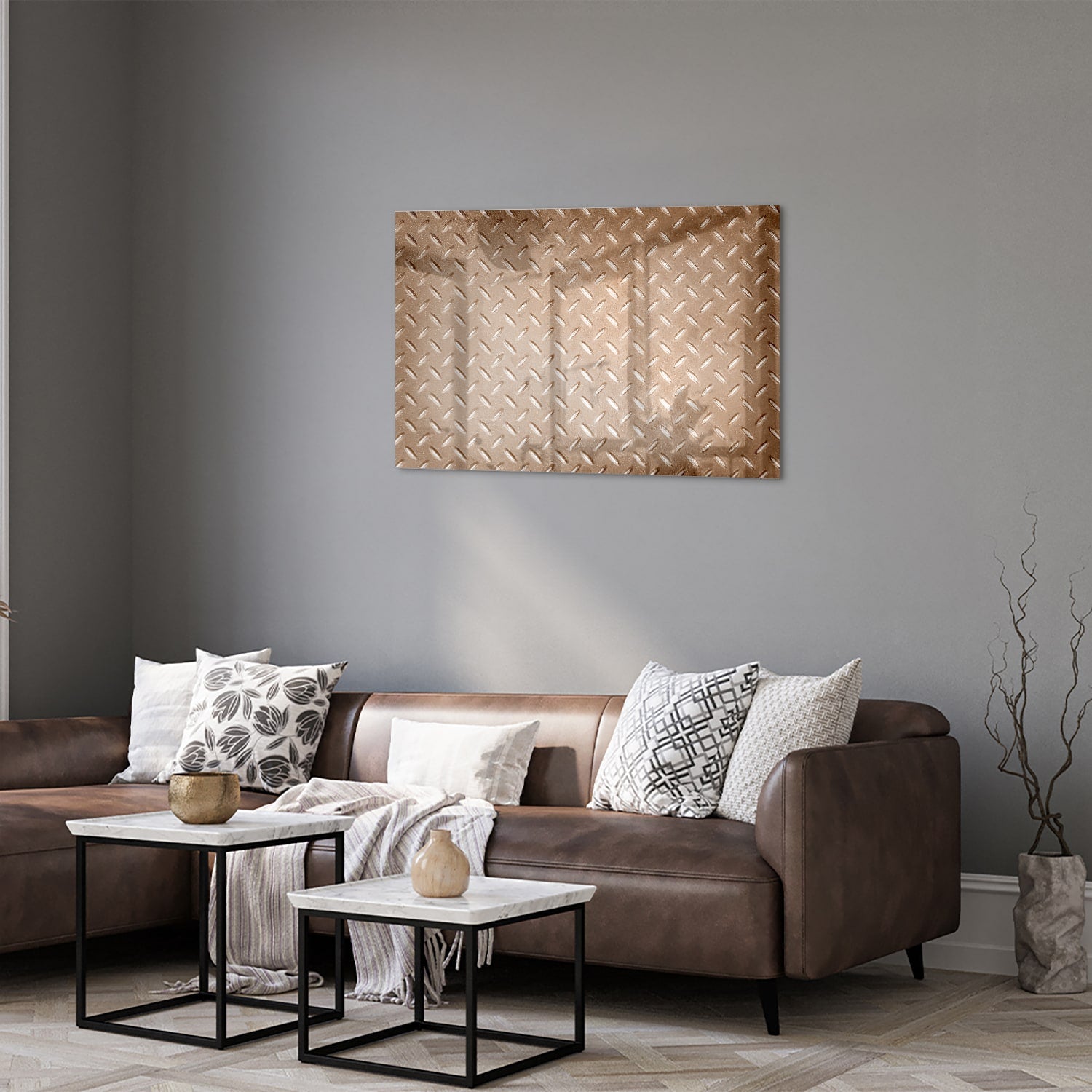 Glazen schilderij met een geometrisch patroon aan de muur in een stijlvolle kamer.