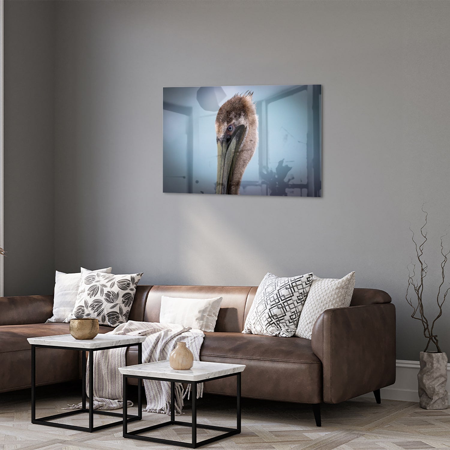 Glazen schilderij van een pelikan met een elegant design in een moderne woonkamer.