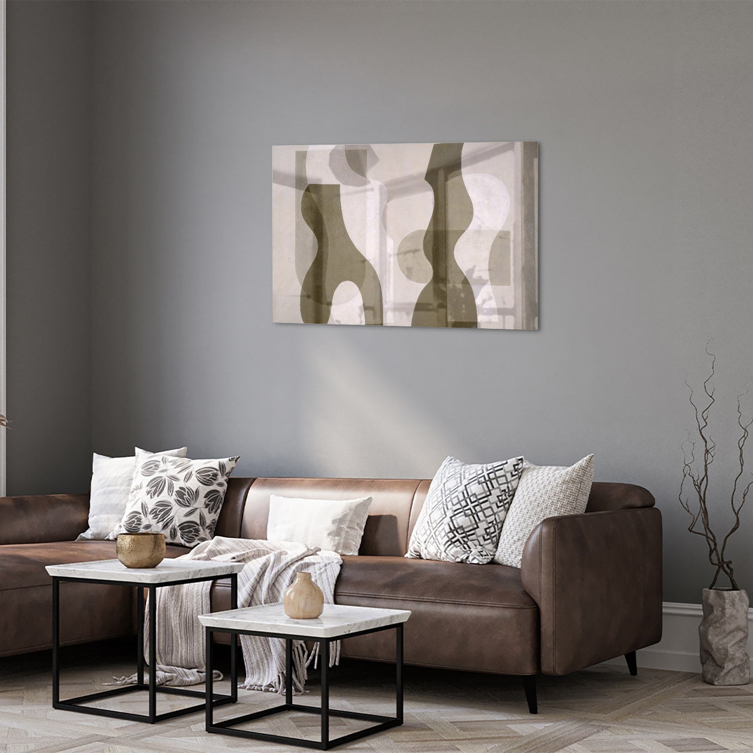 Moderne glazen schilderij met abstracte vormen in een woonkamer.