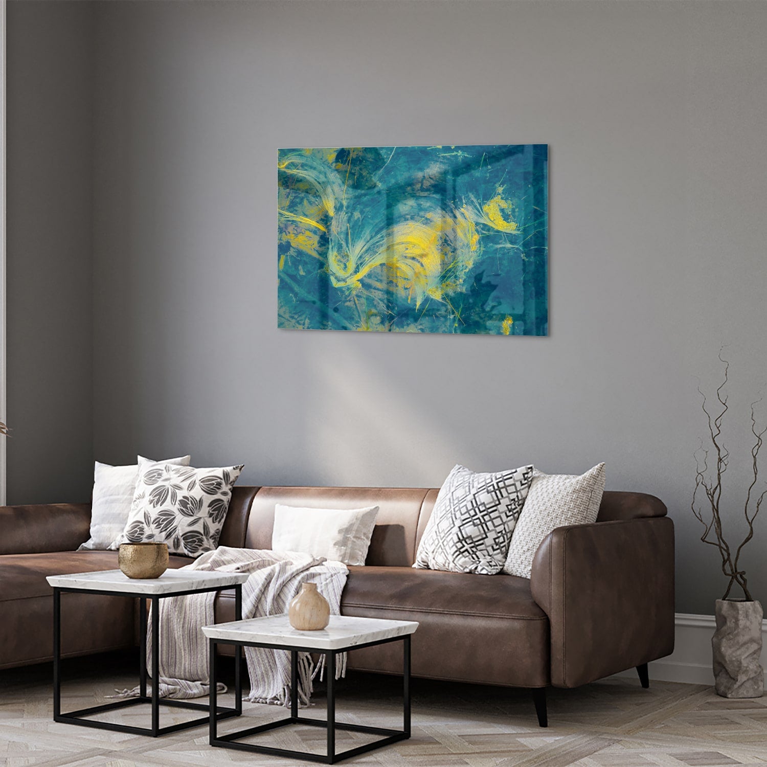 Abstract glazen schilderij met blauw en geel dat aan de muur hangt