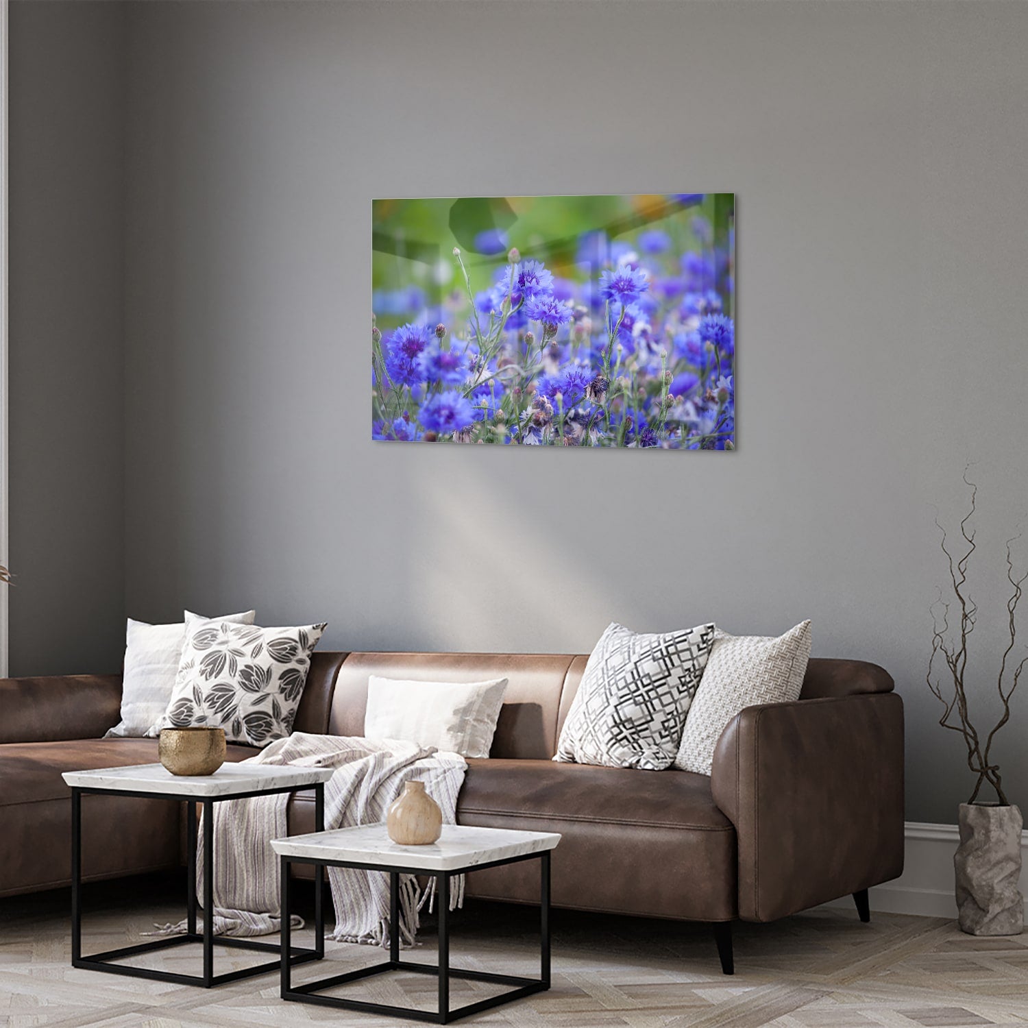 Glazen schilderij met paarse bloemen aan de muur in een lichte woonkamer.