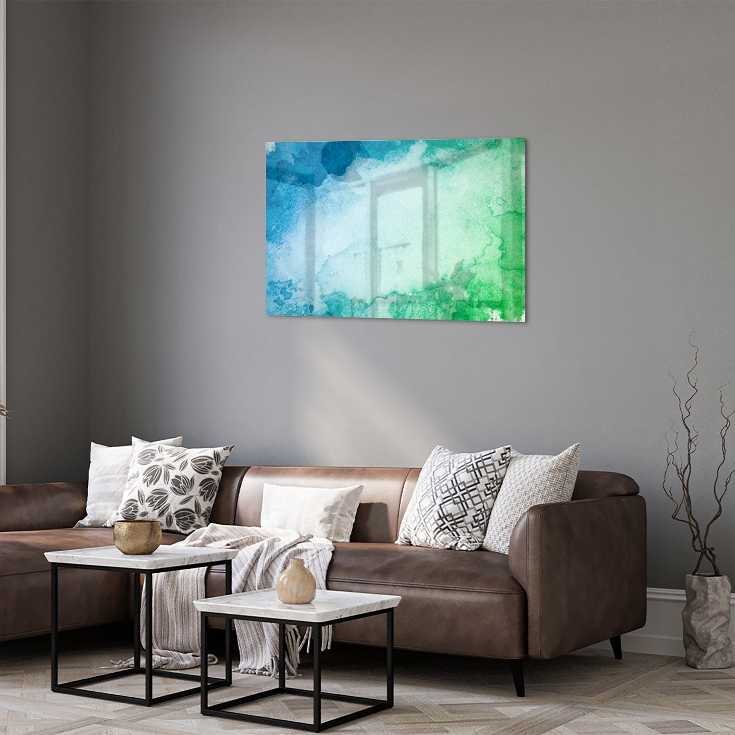 Abstract glazen schilderij in diverse tinten blauw en groen aan de muur.