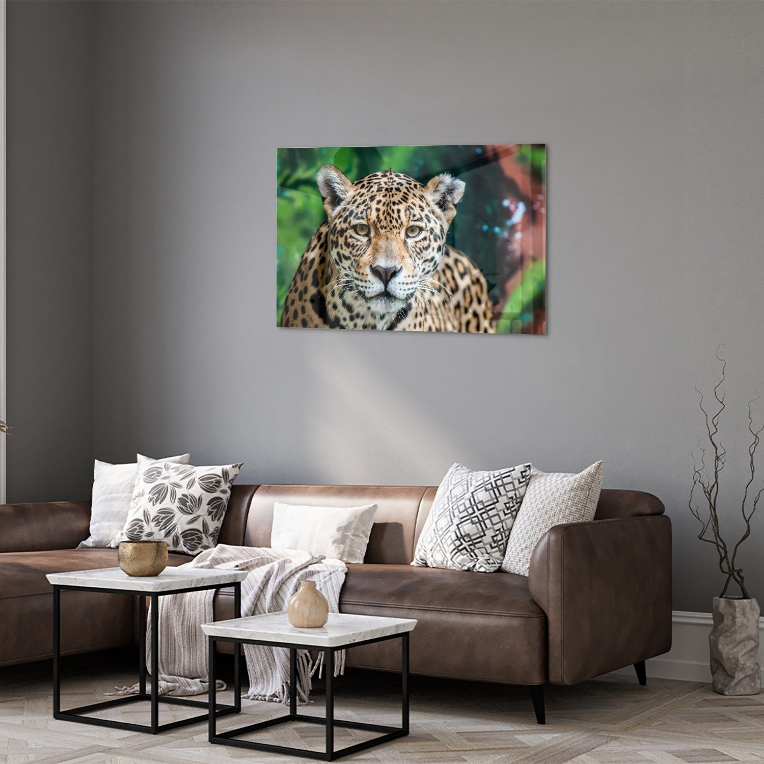 Glazen schilderij van een jaguar dat aan de muur hangt in een moderne woonkamer.
