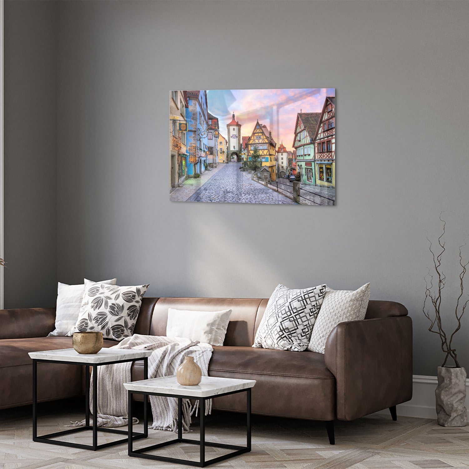 Glazen schilderij van een pittoreske straat met historische gebouwen en pastelkleuren