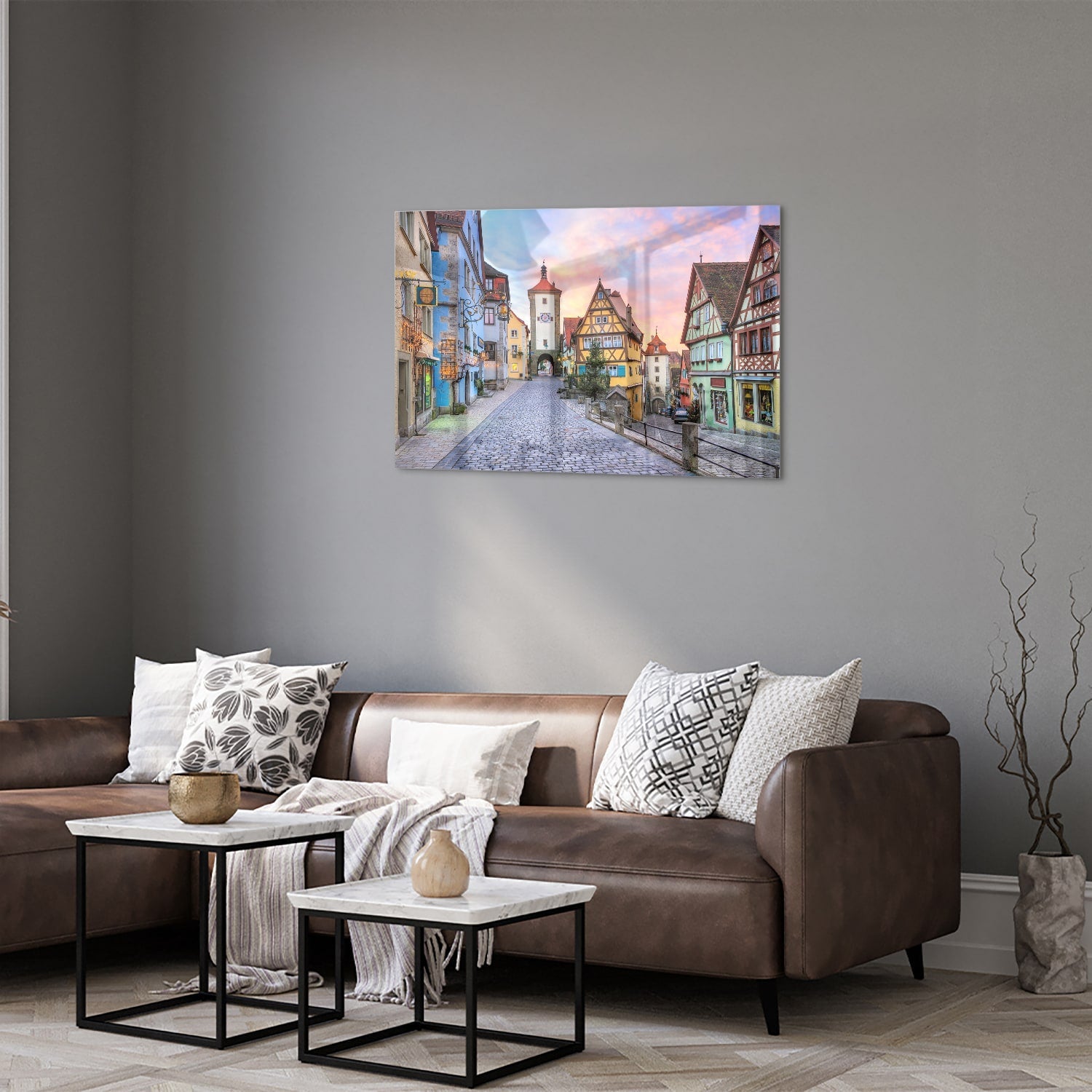Glazen schilderij van een pittoreske straat met historische gebouwen en pastelkleuren
