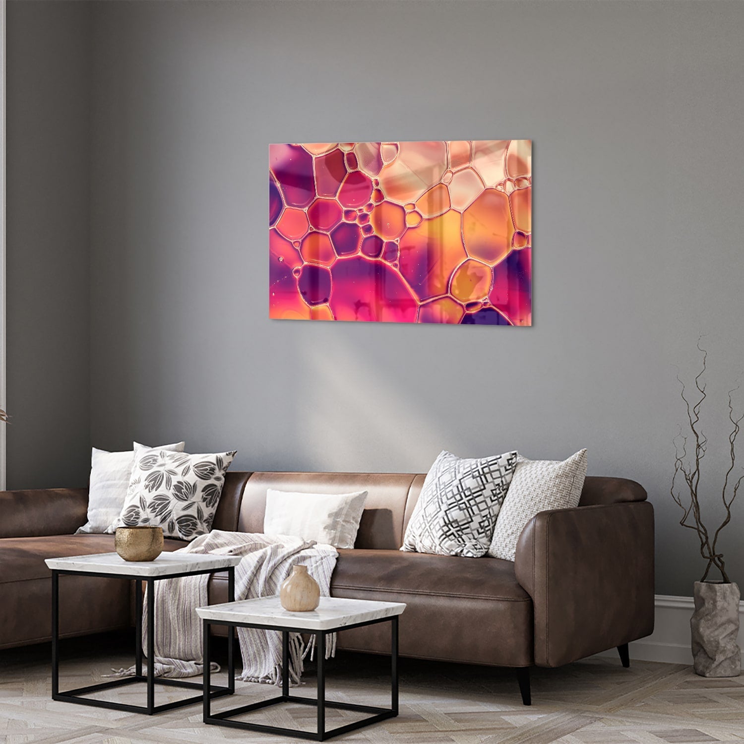 Abstract glazen schilderij met warme tinten in een interieur.