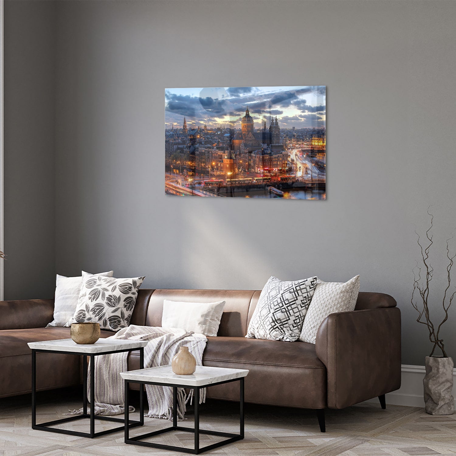 Glazen schilderij van een stedelijk landschap met stadslichten.