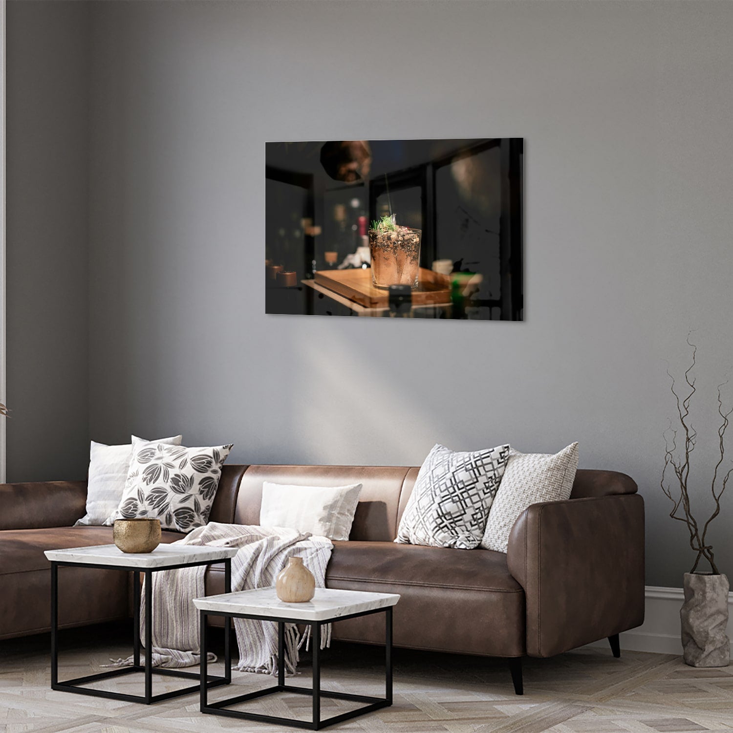 Glazen schilderij van een cocktail die sfeer en luxe uitstraalt.