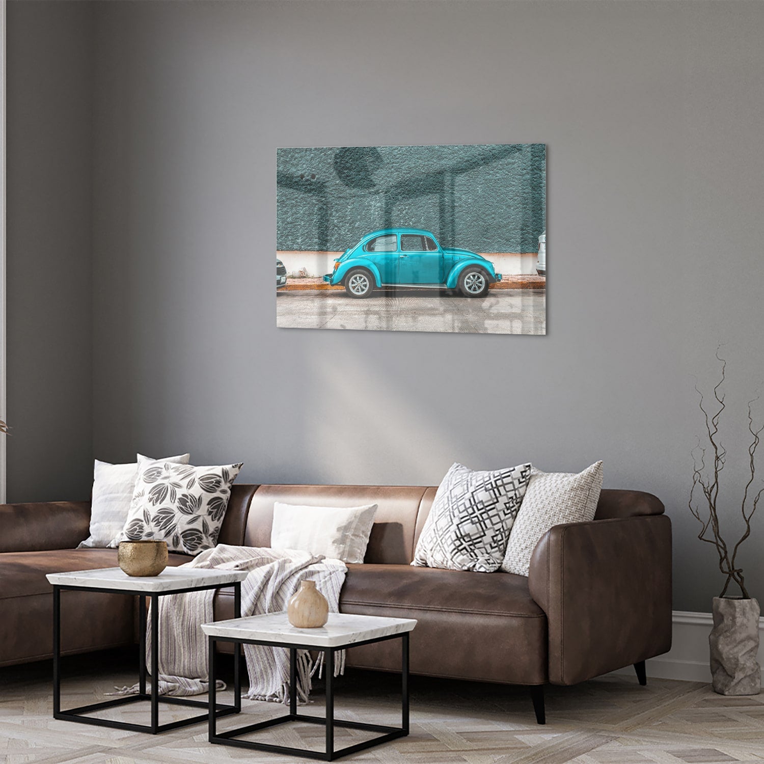 Glazen schilderij van een turquoise auto aan de muur in een moderne woonkamer.