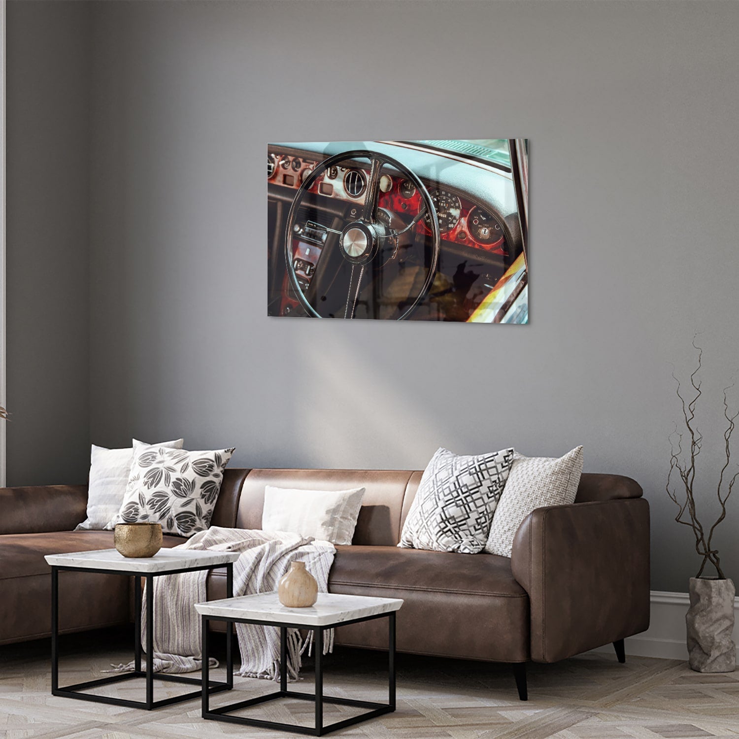 Glazen schilderij van een retro autostuur met dashboard details.