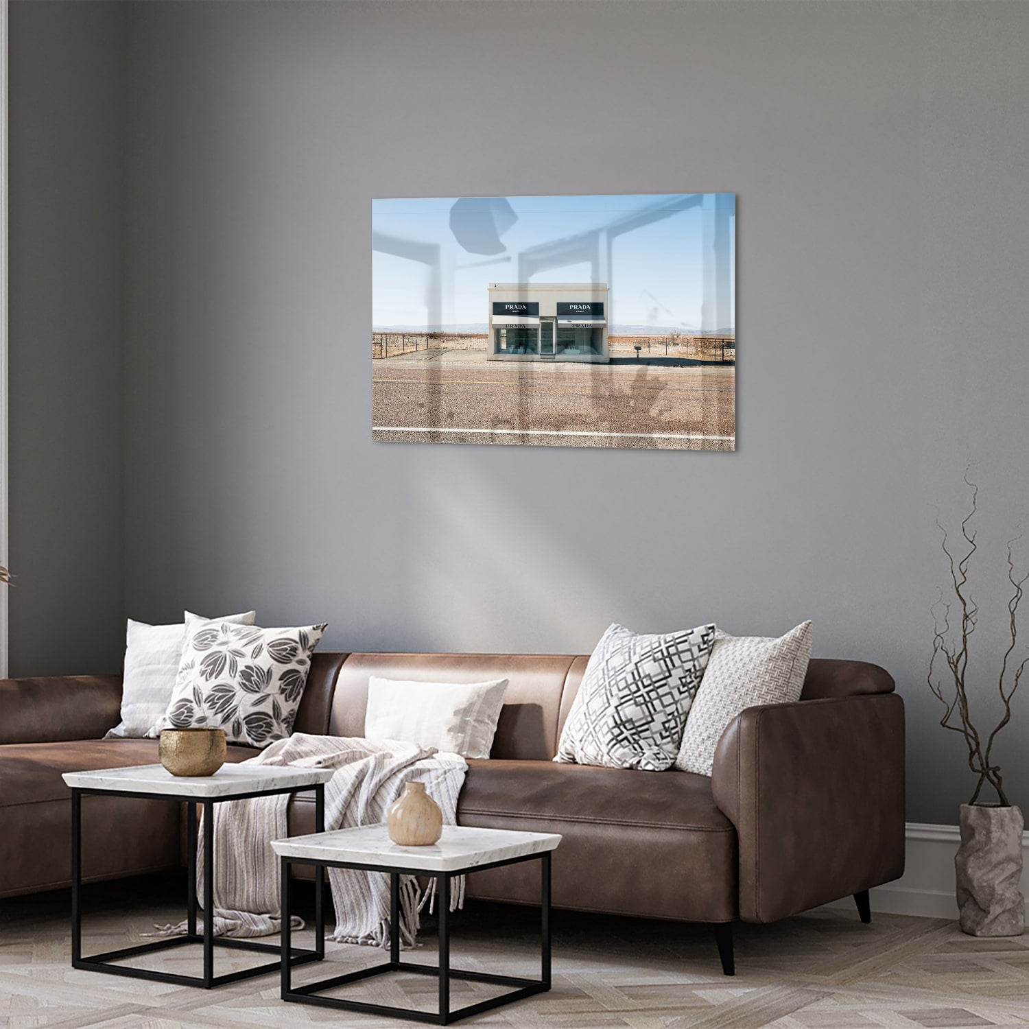 Glazen schilderij van een woestijnlandschap met moderne architectuur