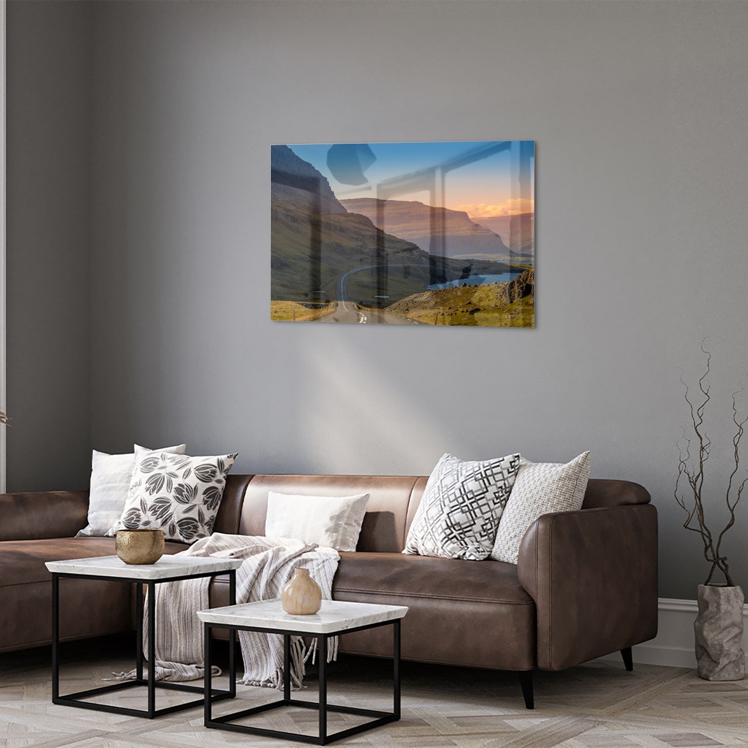 Glazen schilderij met uitzicht op bergen en een rivier in een modern interieur.