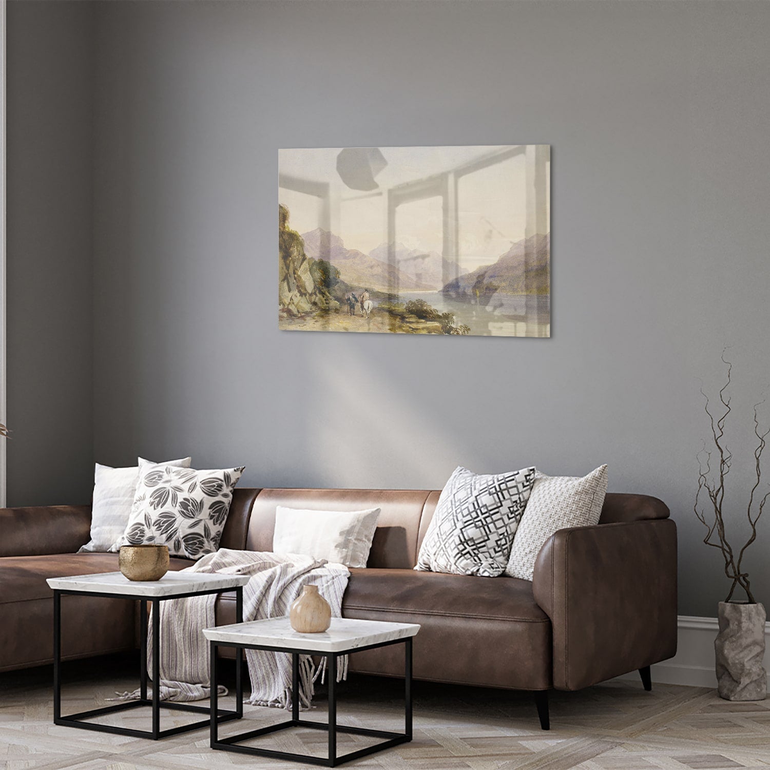 Glazen schilderij van een serene natuurlijke landschaapscne met bergen en water.