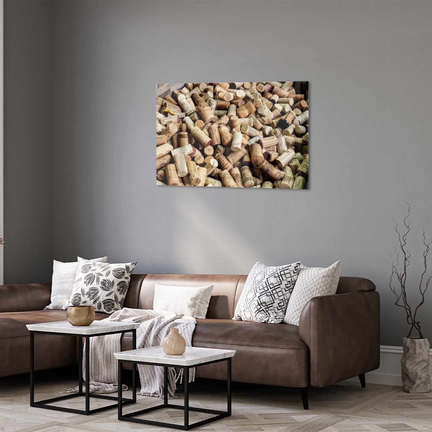 Glazen schilderij met een stapel wijnkurken op een muur.