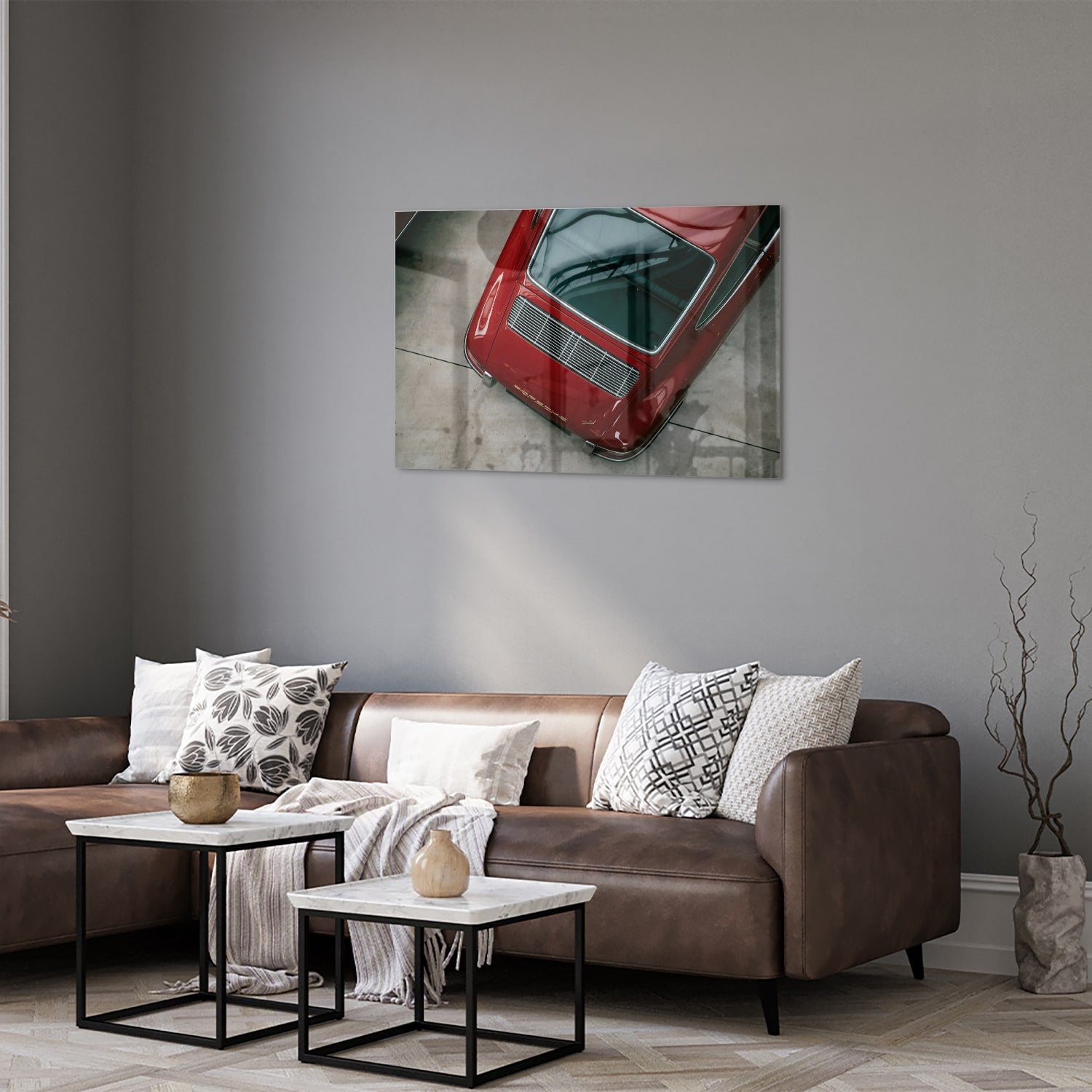 Glazen schilderij van een bovenaf gezien rode auto op een muur.