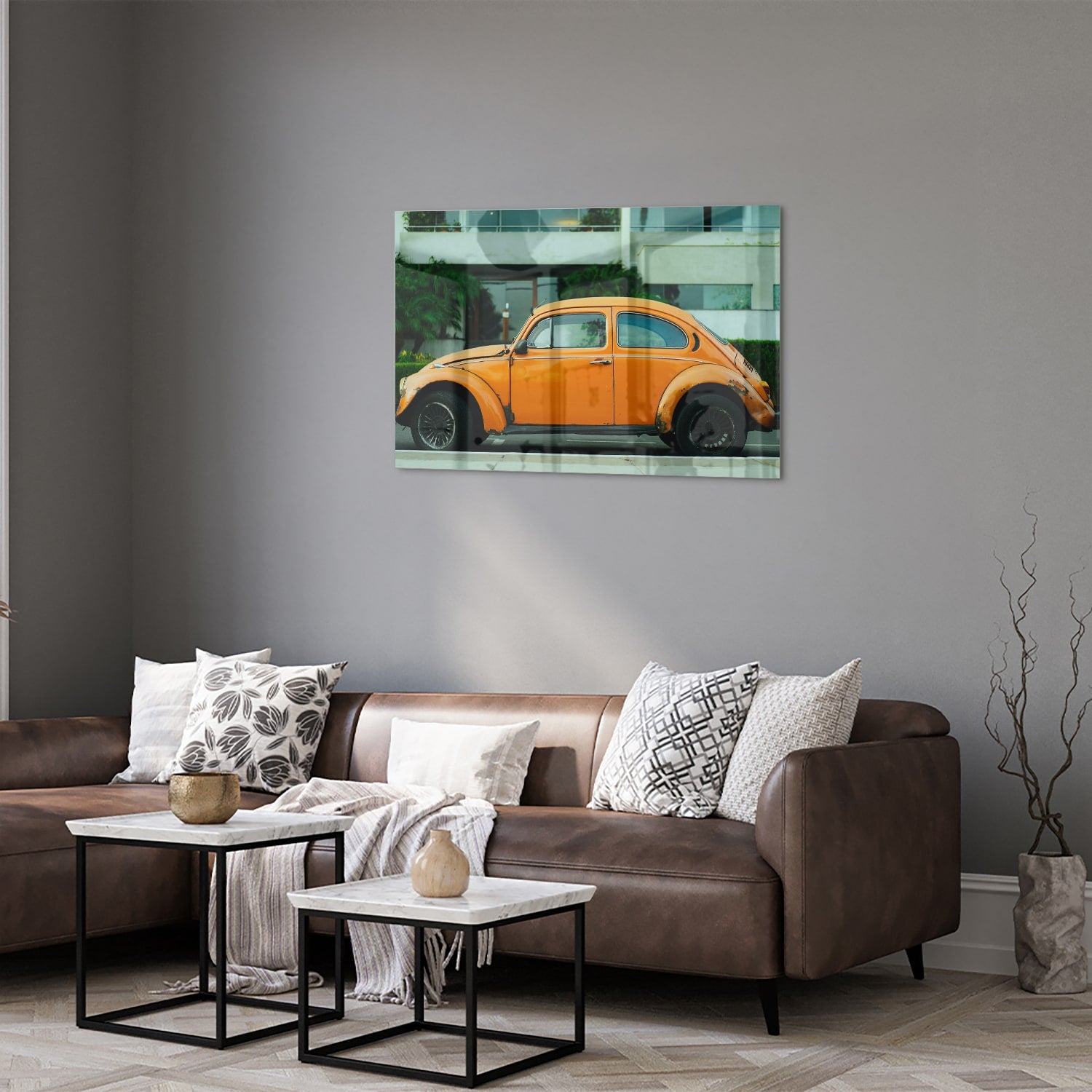 Glazen schilderij van een oranje Volkswagen Kever op een muur