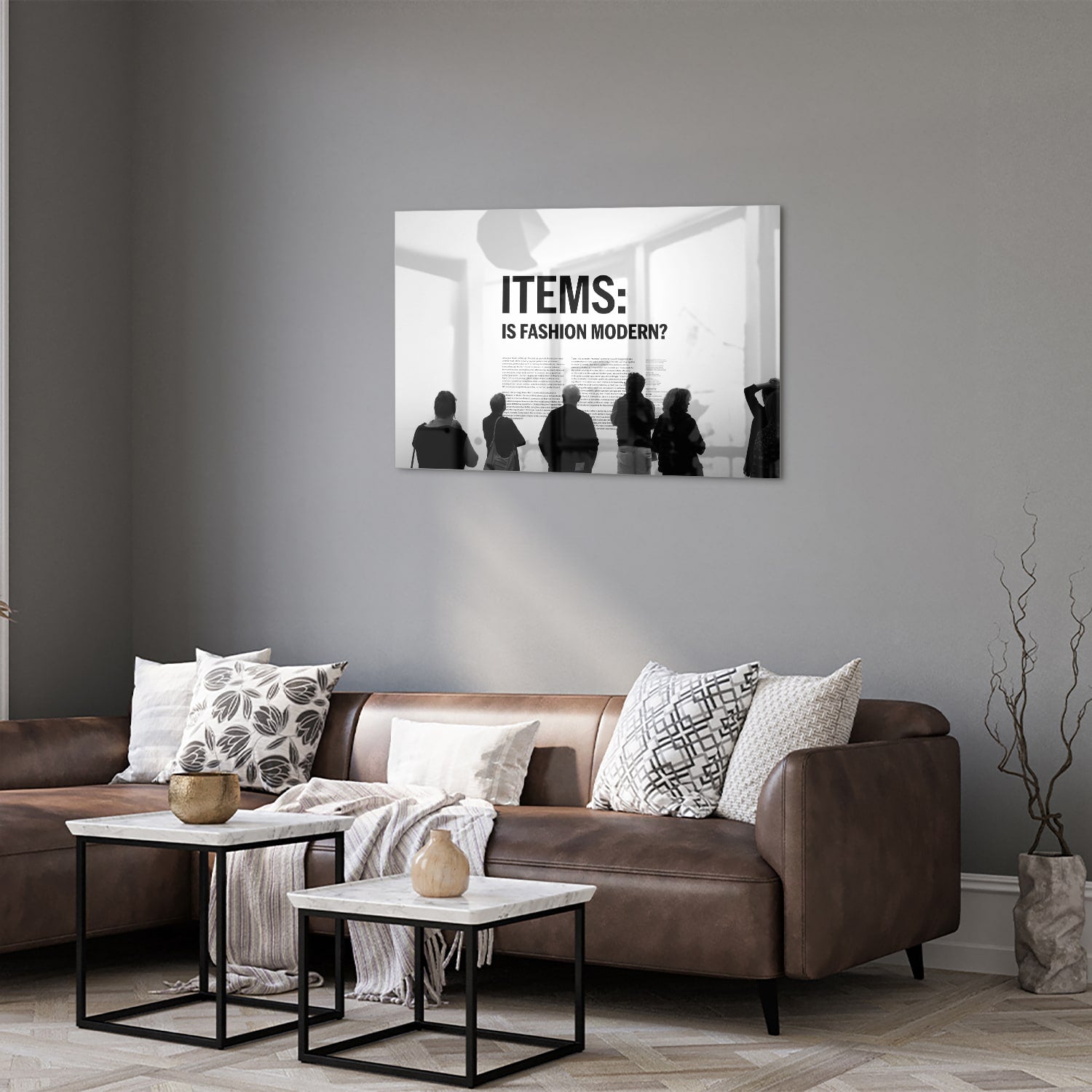 Glazen schilderij met de tekst 'ITEMS: IS FASHION MODERN?', stijlvol gepresenteerd boven een houten meubel.