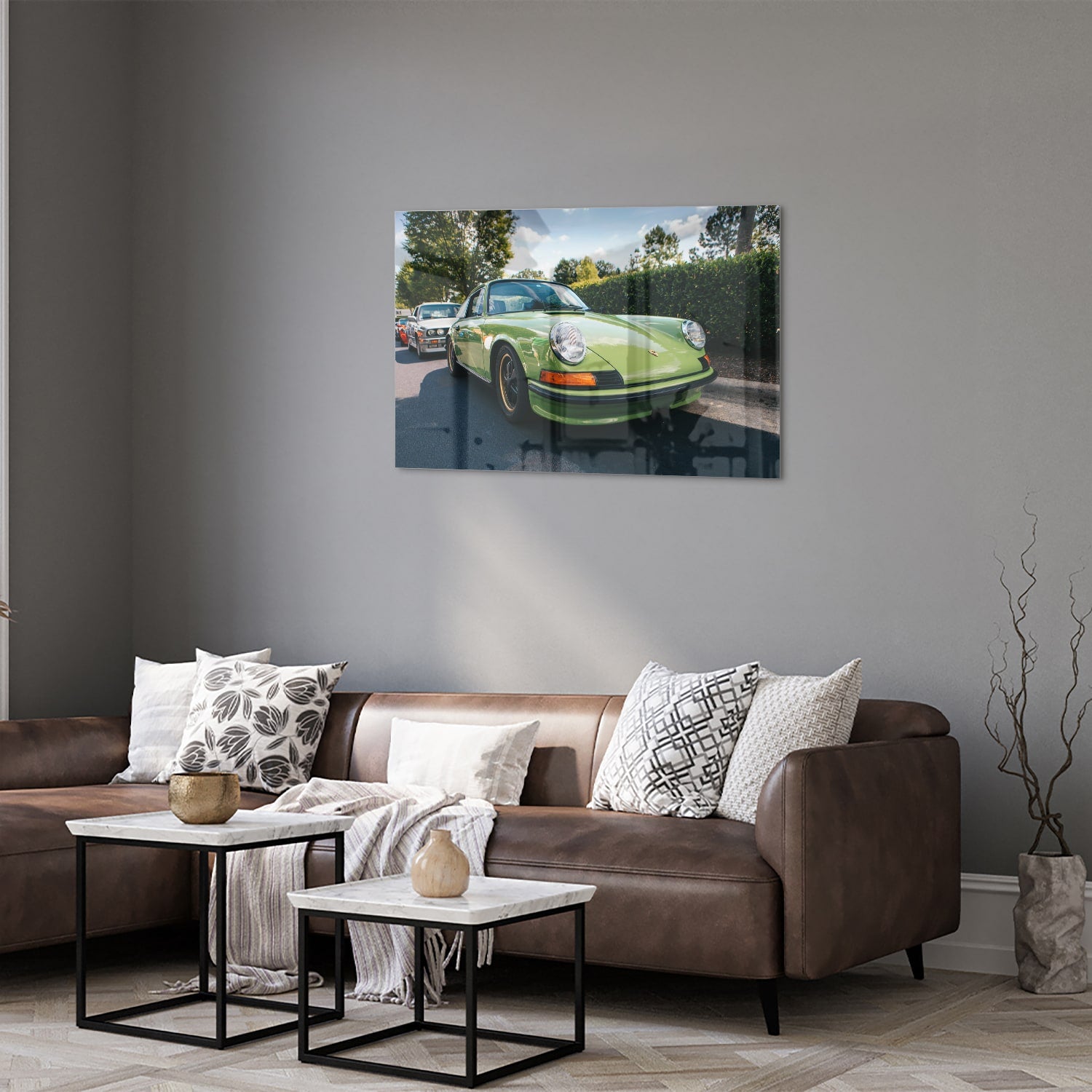Glas schilderij van een groene Porsche aan de muur in een stijlvol interieur