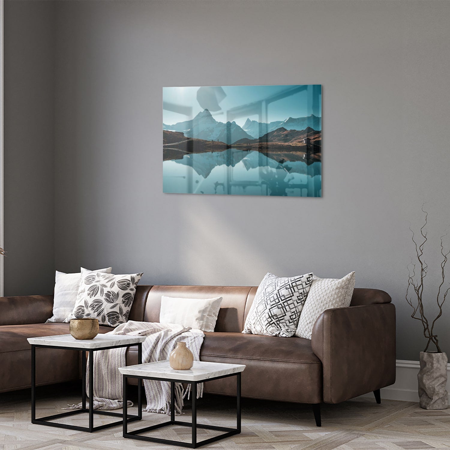 Glazen schilderij met bergen en reflecties in water.