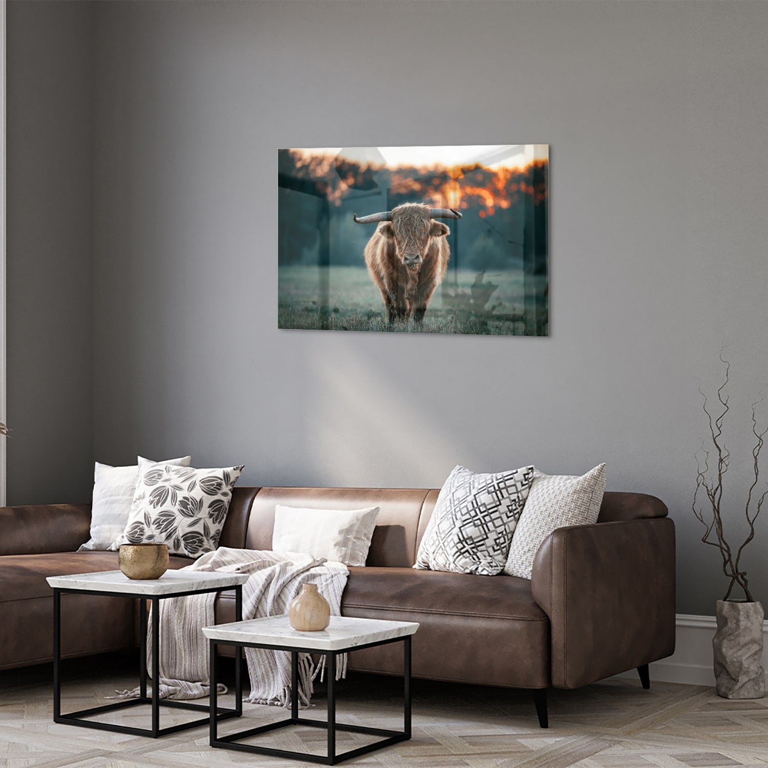 Glazen schilderij van een Schotse Hooglander in een natuurlijke setting.