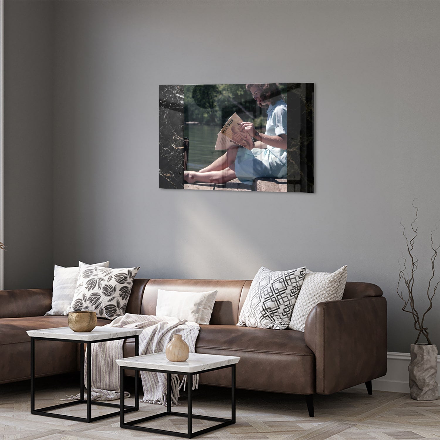 Glazen schilderij van een vrouw die aan het water leest in een serene omgeving.