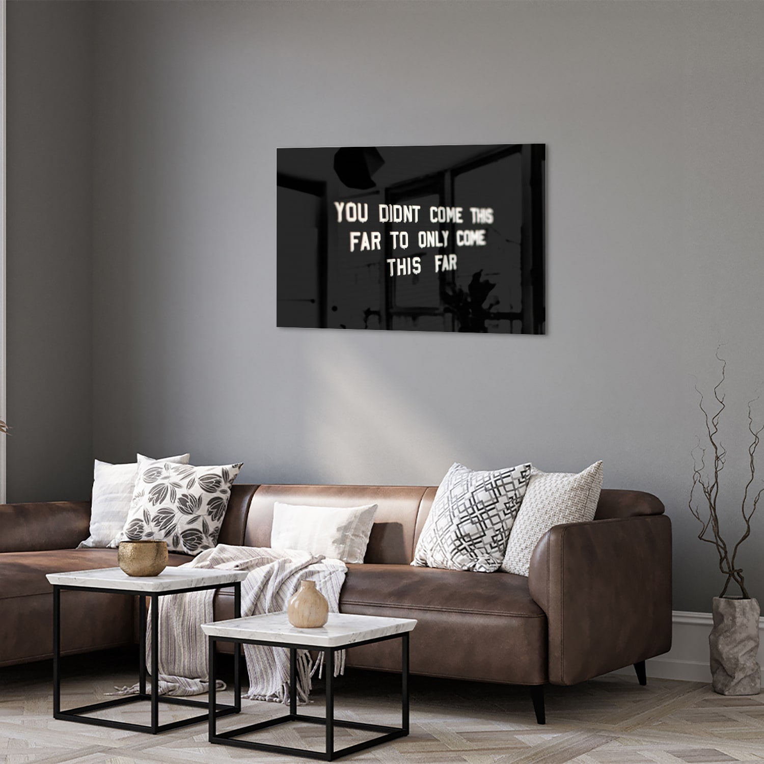 Glazen schilderij met inspirerende quote in een lichte woonkamer