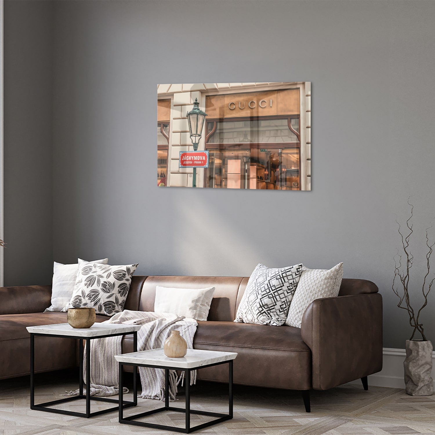 Glazen schilderij met Gucci etalage en vintage lantaarn, perfect voor wanddecoratie.