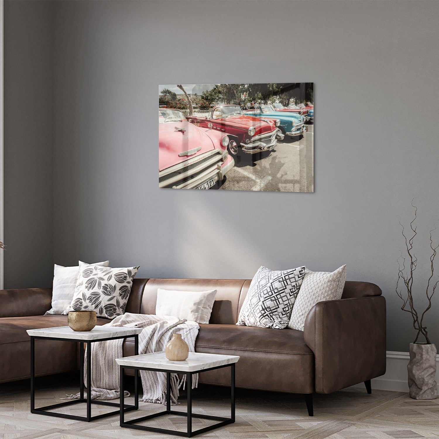 Glazen schilderij met retro auto's in roze, rood en blauw, perfect voor moderne interieurs.