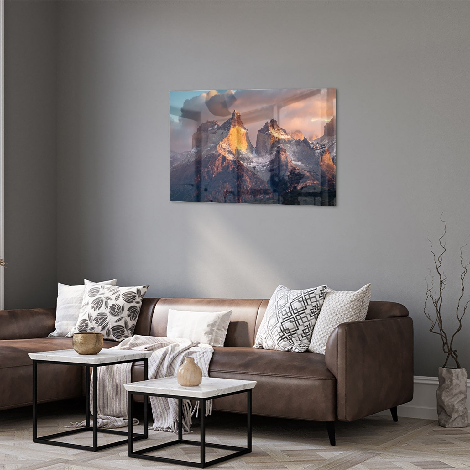 Glazen schilderij met berglandschap aan de muur in een moderne woonkamer