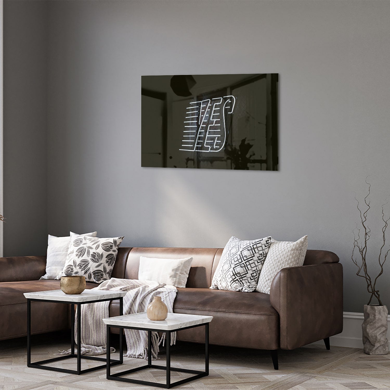 Glazen schilderij met 'YES' text in zwart en wit, hangend aan de muur.