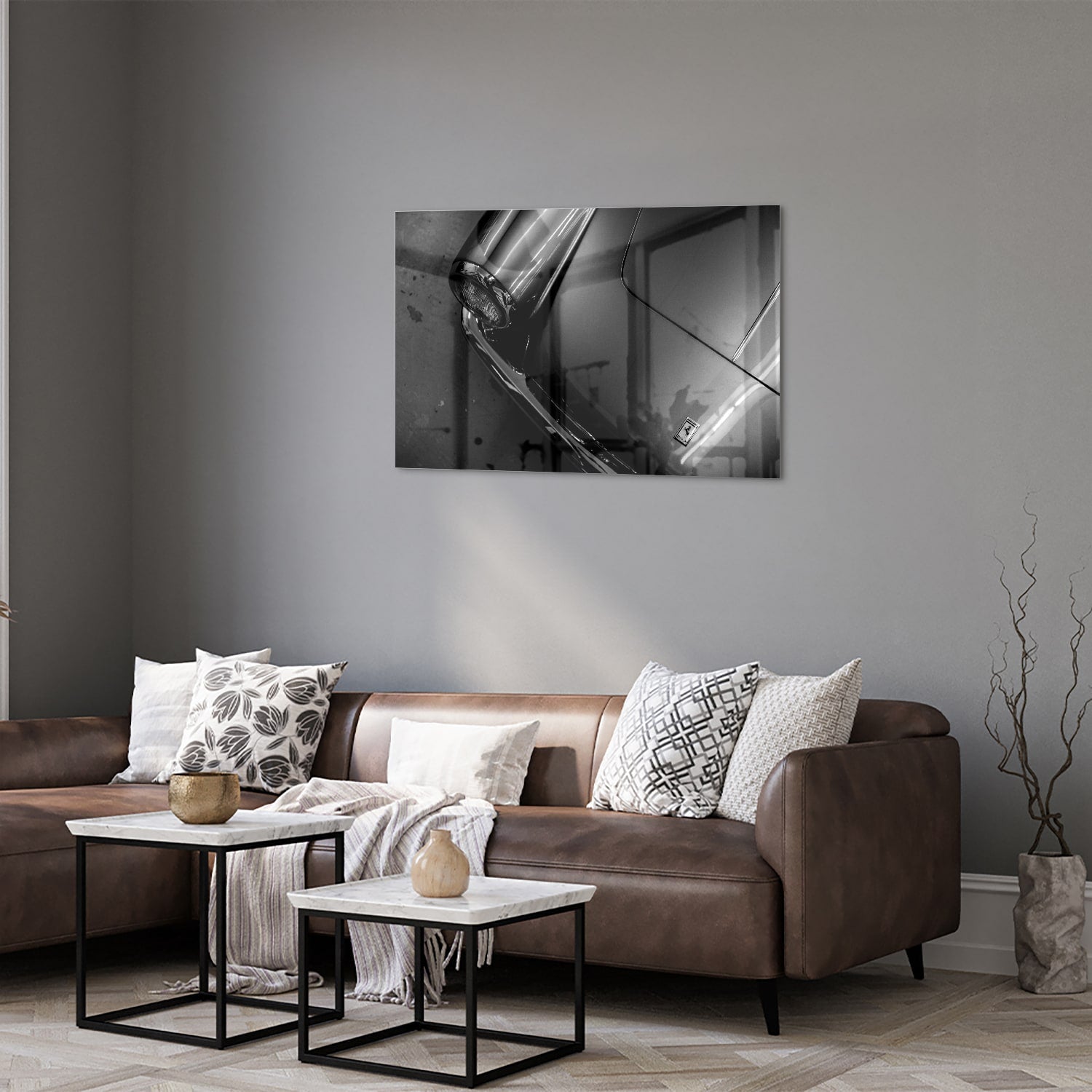 Glazen schilderij met abstracte vormen aan de muur in een stijlvolle kamer.