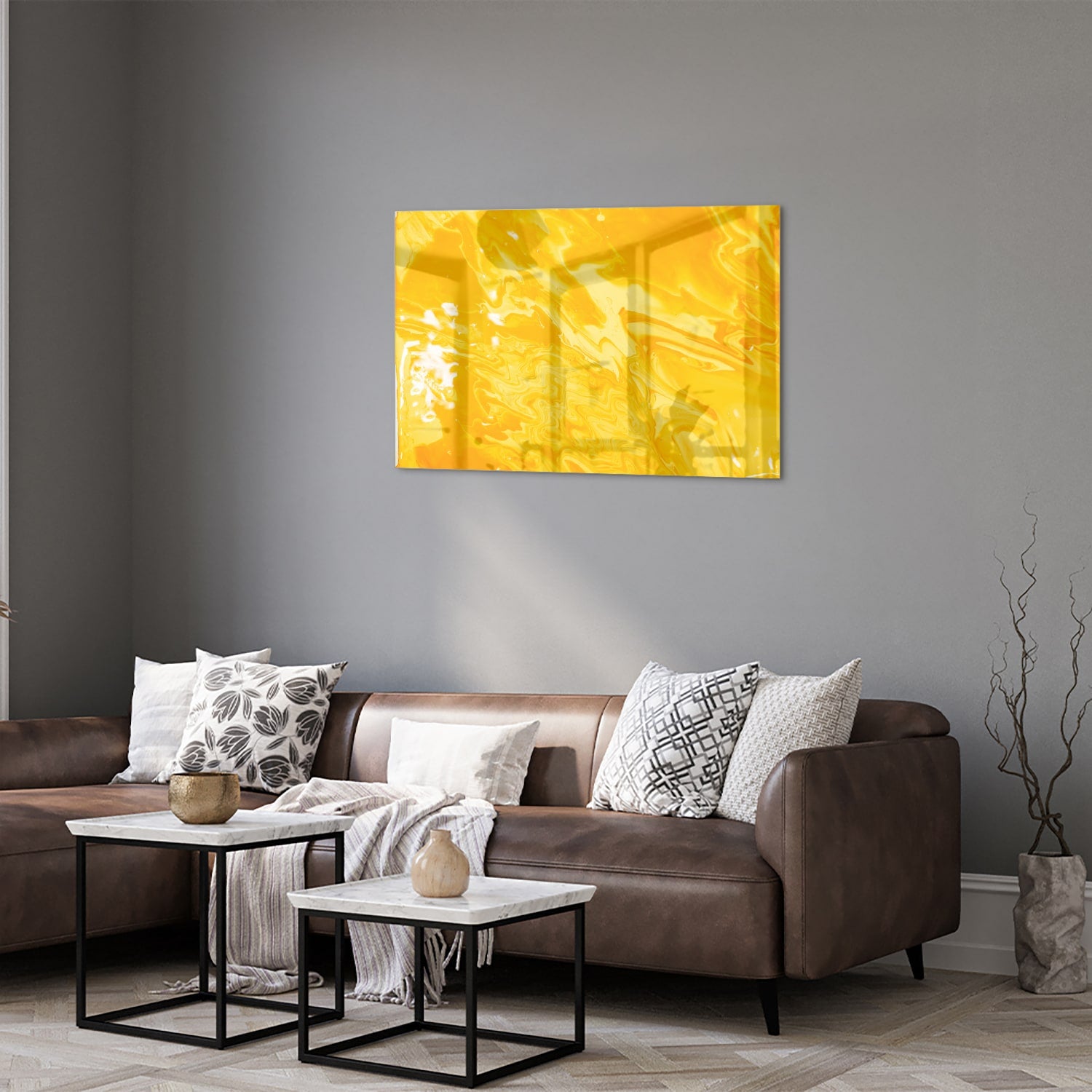 Abstract geel glazen schilderij aan de muur in een moderne woonkamer.