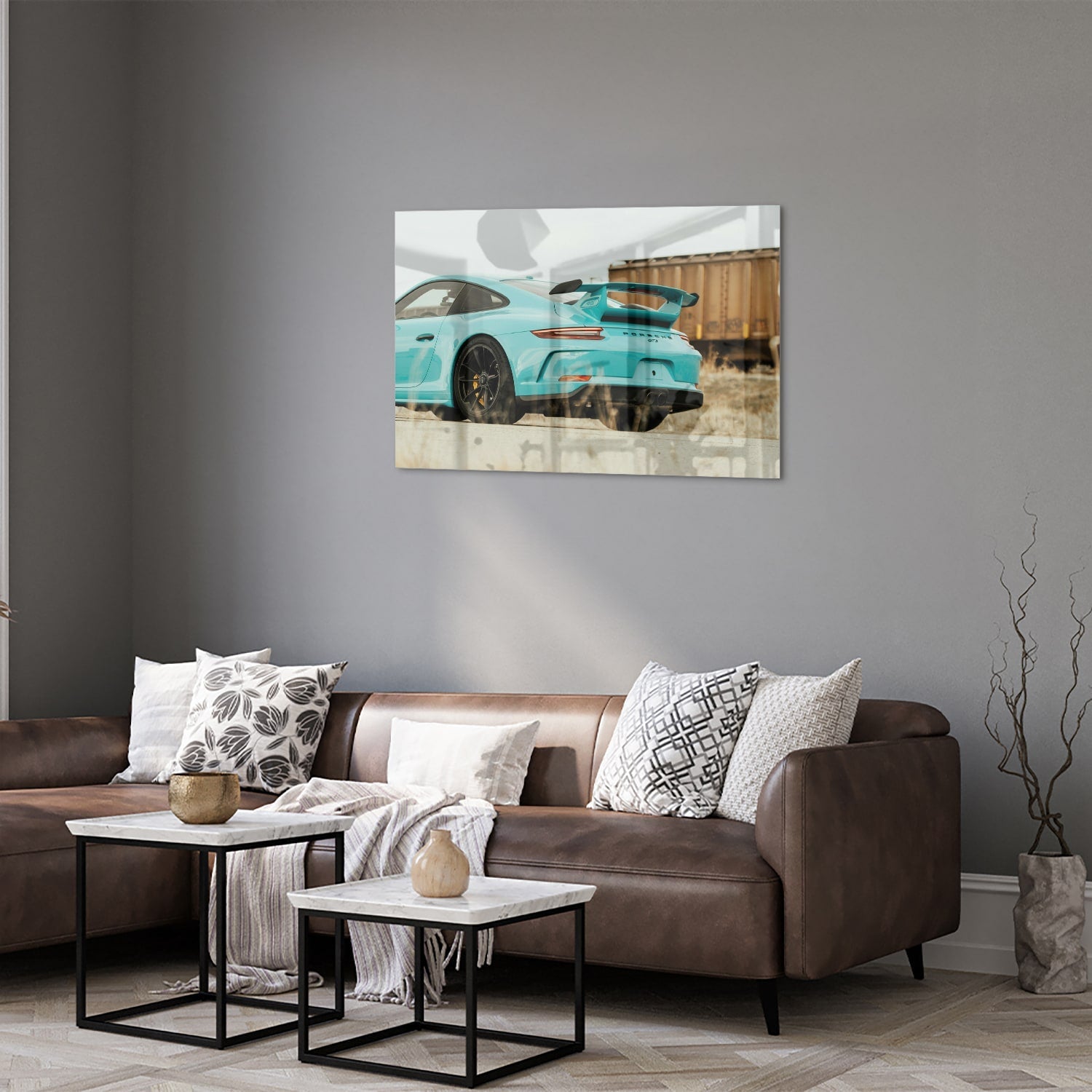 Glazen schilderij van een turquoise sportauto aan de muur in een moderne woonkamer