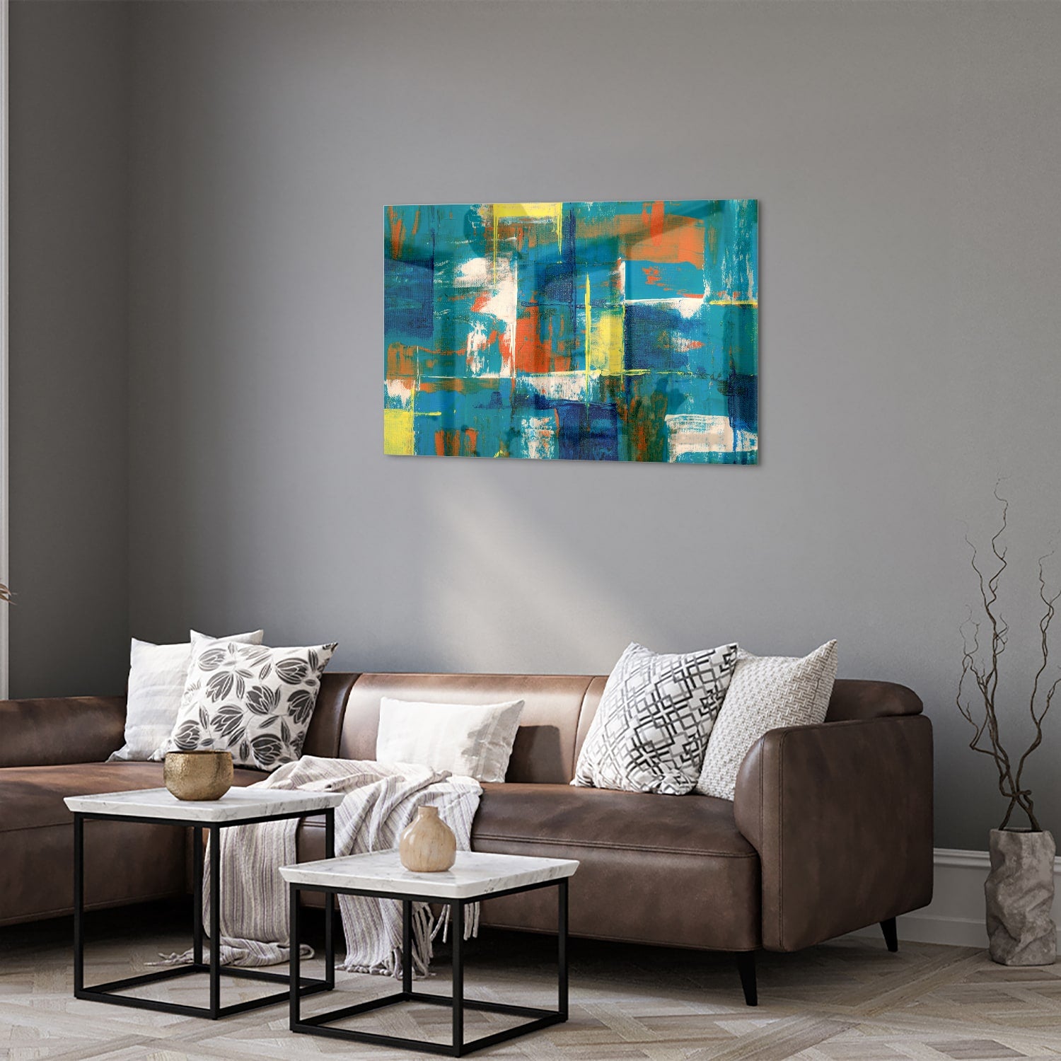 Kleurrijk abstract glazen schilderij in turquoise en oranje, genstalleerd in een moderne woonkamer.